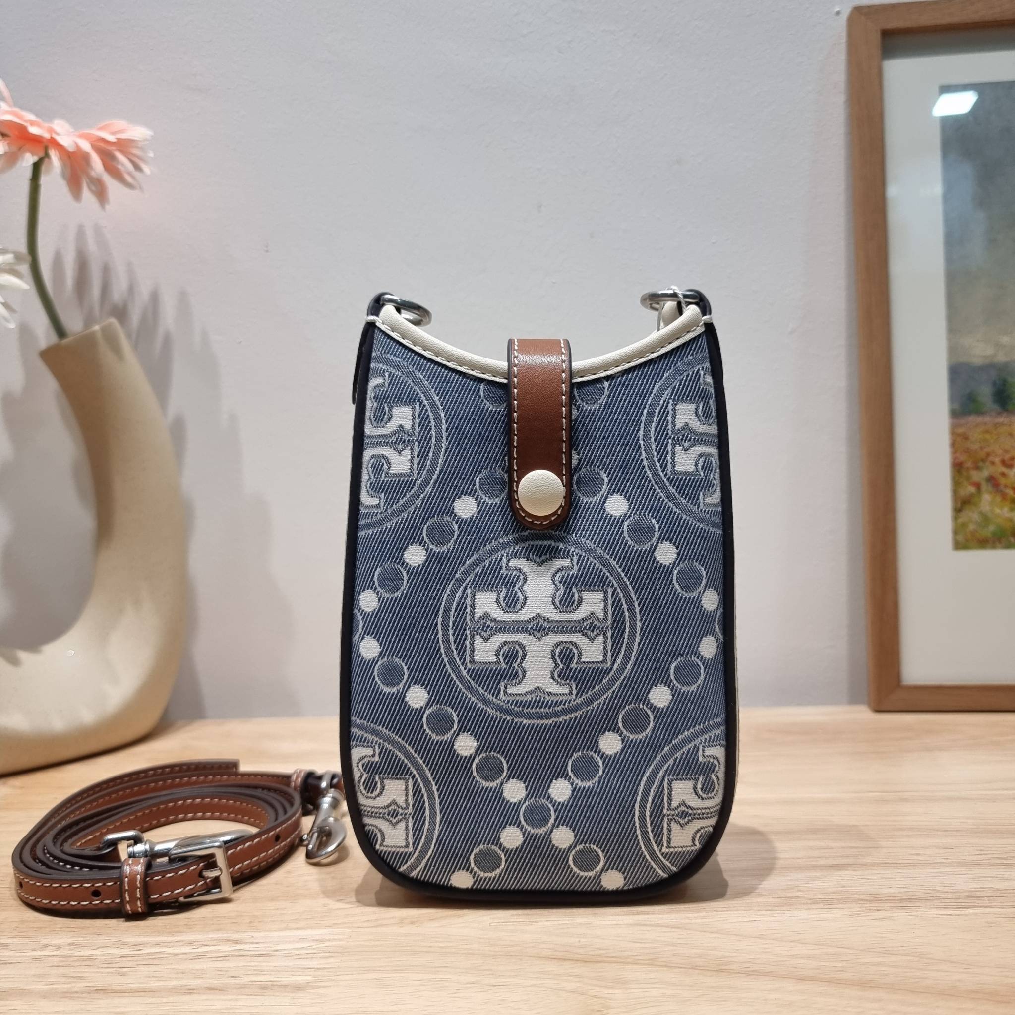 TORY BURCH T MONOGRAM DENIM PHONE CROSSBODY คอลเลคชั่นใหม่รับซัมเมอร์นี้ กับกระเป๋าสะพายข้างถนอมโทรศัพท์ ดีไซน์โทนสีฟ้า สวยคม วัสดุผ้าเดนิมตัดสลับหนัง