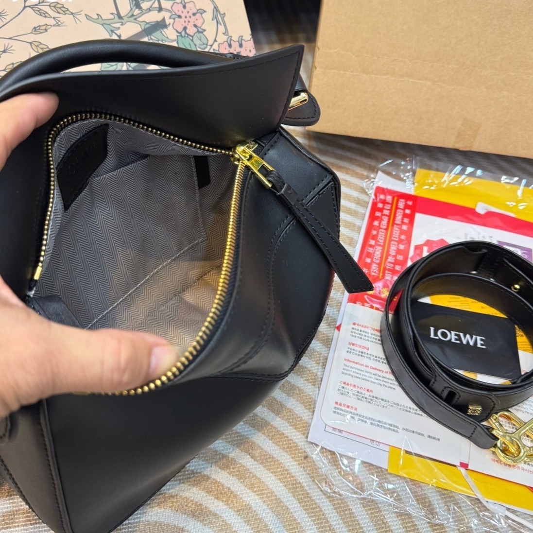 Loewe Puzzle bag กระเป๋าสะพายข้างทรงกล่อง สุดยอดแบรนด์ที่ดีไซน์เป็นเอกลักษณ์ โดดเด่น สวยหรู สไตล์พัซเซิลคลาสสิค