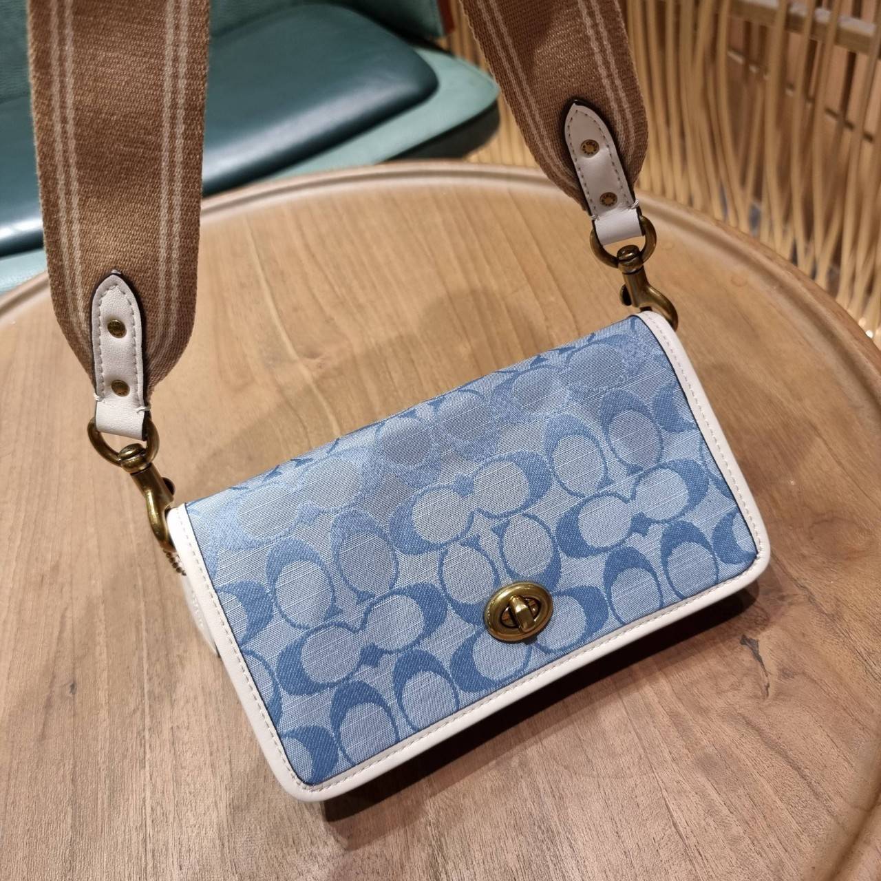 COACH C3824 FOLDOVER CROSSBODY CLUTCH IN SIGNATURE JACQUARD คลัทช์เก๋ๆที่สาวๆตามหา 2IN1 ไปอีกหนึ่ง!! กระเป๋าสะพายทรงคลัชท์ ใช้งานได้ถึง 2 แบบ จะพกเดี่ยวๆแทนกระเป๋าสตางค์ หรือคล้องสายสะพายข้าง สะพายชิคๆคูลๆ ก็ได้อีก มันดีงามมากทุกสี เพราะความละมุนของผ้า ja
