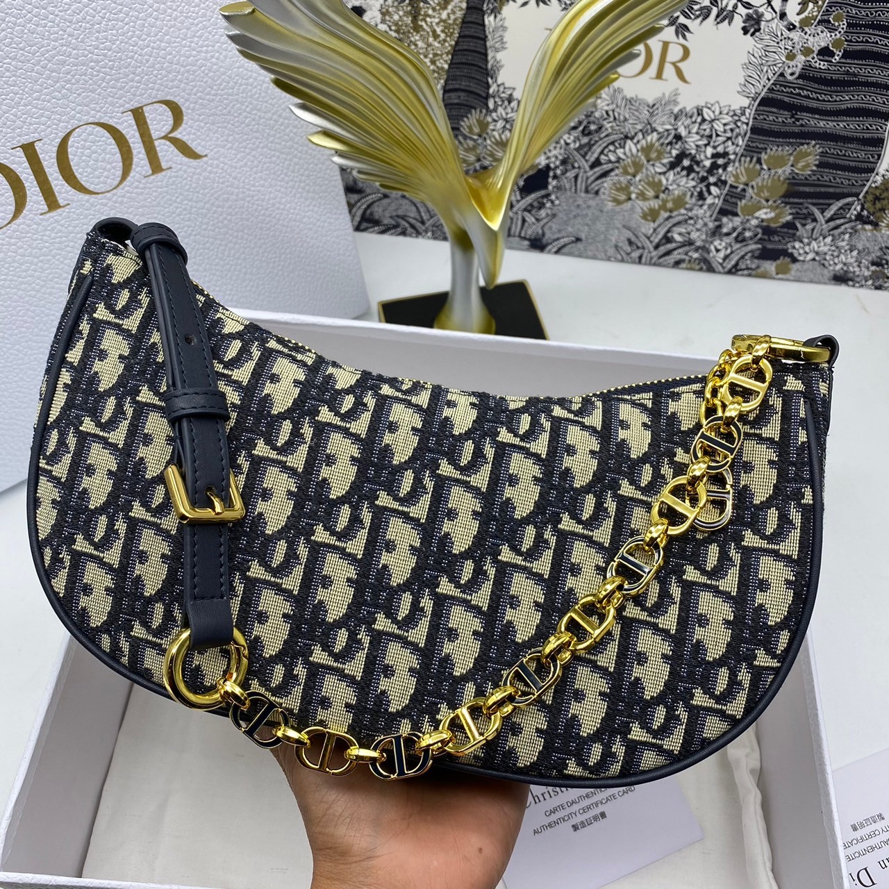 DIOR CD Lounge Bag Blue Oblique Jacquard / Dior pochette คอลใหม่ 2023 กระเป๋าสะพายทรงพอช คล้องแขน หรือสะพายไหล่ได้ ภายในเป็นช่องโล่ง สวยหรู อย่าพลาดกันน้า!!