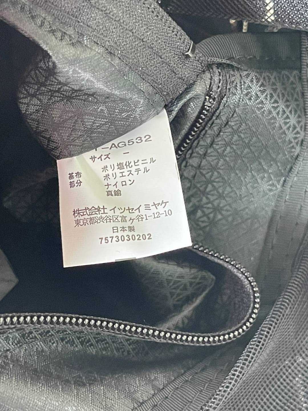 Baobao Issey Miyake 6x6 กระเป๋า Tote รุ่นนี้ถือว่าเป็นกระเป๋า Tote ไซส์กลางที่เหมาะกับการพกพาสิ่งของที่จำเป็นในทุก ๆ วัน มาพร้อมสายที่สามารถปรับได้ทั้งสองสาย และมีช่องใส่ของช่องเล็กด้านใน 1 ช่อง จุของได้เยอะแถมยังทนทาน ใช้เป็น Everyday Bag ได้เลยคะ พกพาสะ