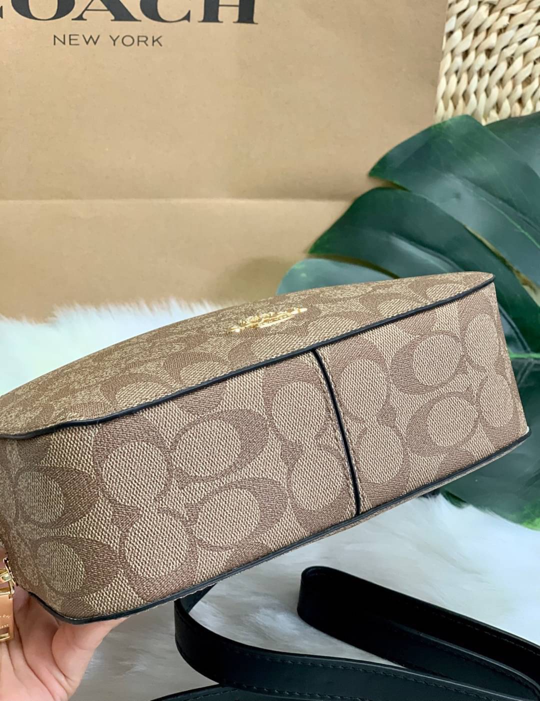 COACH SERENA SATCHEL CROSSBODY BAG กระเป๋าทรงโดมเล็ก น่ารัก แต่ใส่ของได้จุเลยทีเดียว!! มี2ช่องซิปหลัก ช่องค่อนข้างกว้าง สามารถใส่กระเป๋าเงินใบกลางได้;ของจำเป็นอื่นๆได้ครบเลยค่ะ มีช่องเล็กให้ใส่ของจุกจิก ด้านหลังมีช่องเล็กให้อีกช่องค่ะ พร้อมสายยาวถอดออกได้