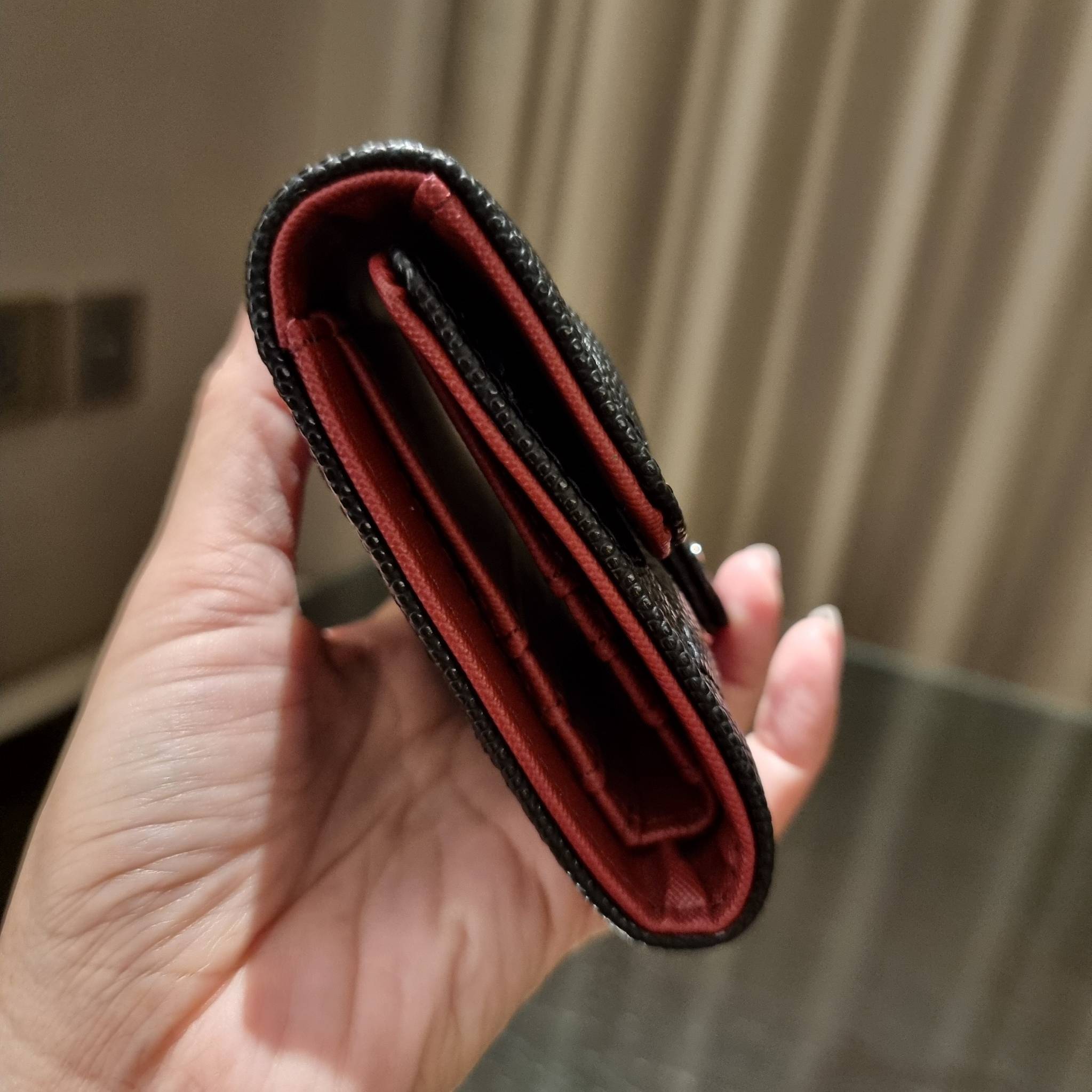 VIP 】มาแล้วจ้า!! รุ่นแนะนำ!! ฮิตติดใจสาวๆ!! กระเป๋าสตางค์ใบสั้นรุ่นฝาพับ จาก Chanel premium for gift เรียบหรู ดูไฮน์ วัสดุหนังสังเคราะห์ลายคาร์เวีย ด้านในเป็นหนังซาฟเฟียโน่ เปิด-ปิดด้วยกระดุมแม่เหล็ก ภายในกระเป๋ามีช่องใส่บัตร ใส่ธนบัตรได้ ดีไซน์เรียบหรูตา