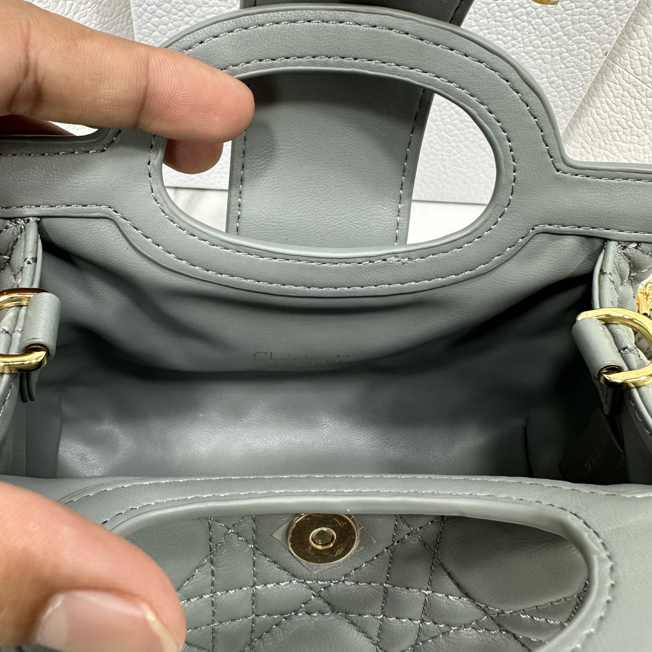 ORI หนังแท้ | Dior Jolie Top Handle Mini Bag กระเป๋าสะพายโจลี่ไซส์มินิหูจับในตัว ดีไซน์หรูหรา โดดเด่นด้วยฝาพับโลหะสีทอง ประดับมุกเรซินสีขาว มาพร้อมสายโซ่มีหนังรองบ่า สะพายไหล่หรือสะพายข้างได้ ทั้งกลางวันและกลางคืน