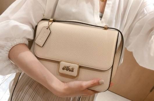 COACH ALIE SHOULDER BAG ((4615)) กระเป๋าสะพายข้างหรือสามารถทบสายกันเพื่อคล้องไหล่ได้ค่ะ วัสดุหนังแท้ หนังนิ่มสวยงามมากๆค่ะ ด้านหน้าเป็นแผ่นโลหะแบรนด์ดูหรูทีเดียว เปิดปิดกระเป๋าแบบกดล็อค ภายในแบ่งช่องหลักหนึ่งช่องค่อนข้างกว้างใส่มือถือได้ทุกรุ่น;กระเป๋าเงิ