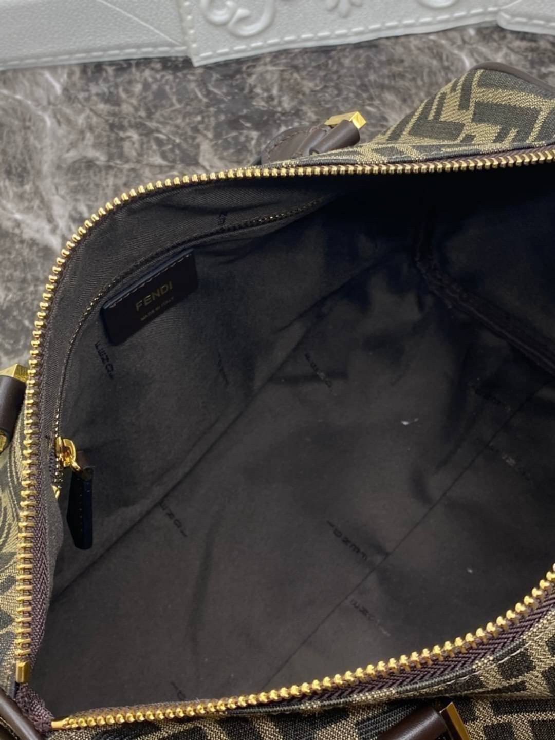 หนังแท้ Fendi Travel Bag Fendi Boston Vintage Bag พร้อมส่งที่ไทย Tobacco Zucca Canvas and Gold hardware. กระเป๋าเดินทางใบใหญ่กำลังดี ภายในโล่งกว้าง จุของได้เยอะ ภาพสินค้าถ่ายจากงานขายจริง ใช้งานต่างประเทศได้ค่ะ