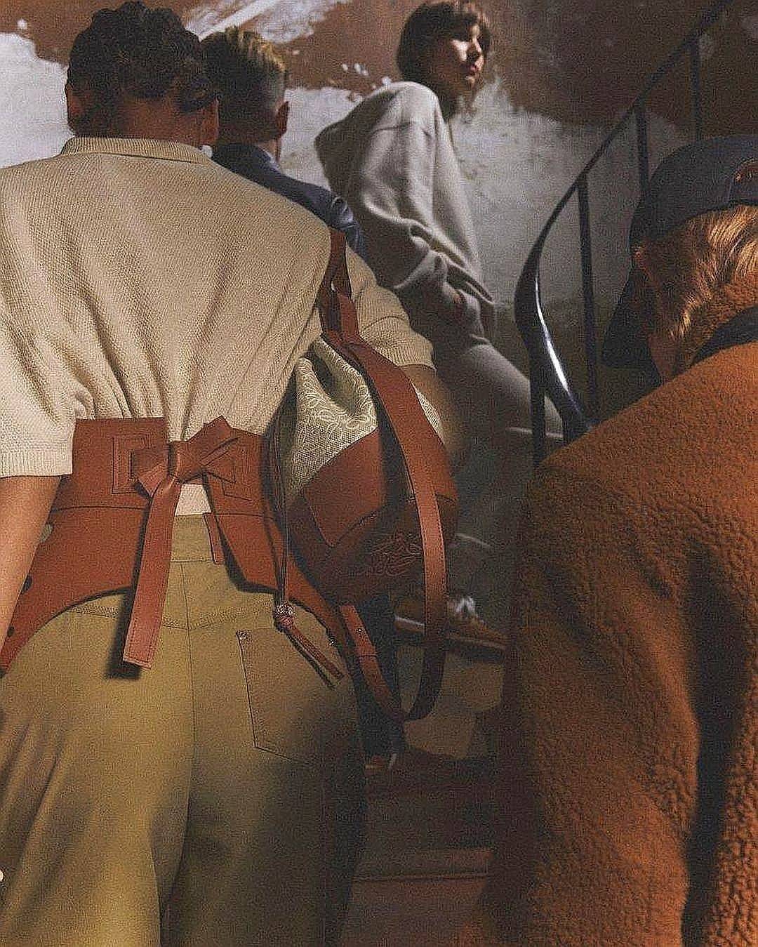 พรีเมี่ยมกิ๊ฟแท้ 100% 】LOEWE CROSSBODY ANAGRAM BUCKET BAG GIFT WITH PURCHASE (GWP) กระเป๋าถือหรือสะพายพรีเมี่ยมกิ๊ฟ Limited จาก LOEWE PERFUME DUTYFREE COUNTER รุ่นใหม่ล่าสุด Rare items หายากสุดเลอค่าวัสดุ Anagram Canvas ตัดหนังแท้ Calfskin สุดคลาสสิค