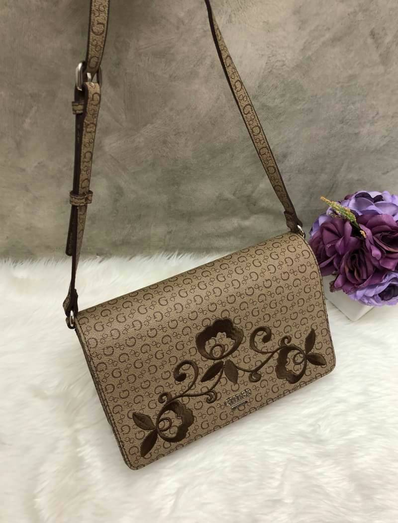 GUESS Embroidery Shoulder Bag กระเป๋าไหล่หรือ crossbody วัสดุหนังแกะเทียม น้ำหนักเบา ตัวกระเป๋าเพ้นท์ลายตัวG ทั้งใบ พร้อมปักรูปดอกไม้ด้านหน้า มาให้ งานปักละเอียด สวยมากๆ ค่ะ เปิดปิดกระเป๋าแบบฝาปิด แม่เหล็ก ใข้งานง่าย ด้านในโล่ง ใส่ ipad mini ได้ และมีช่อง
