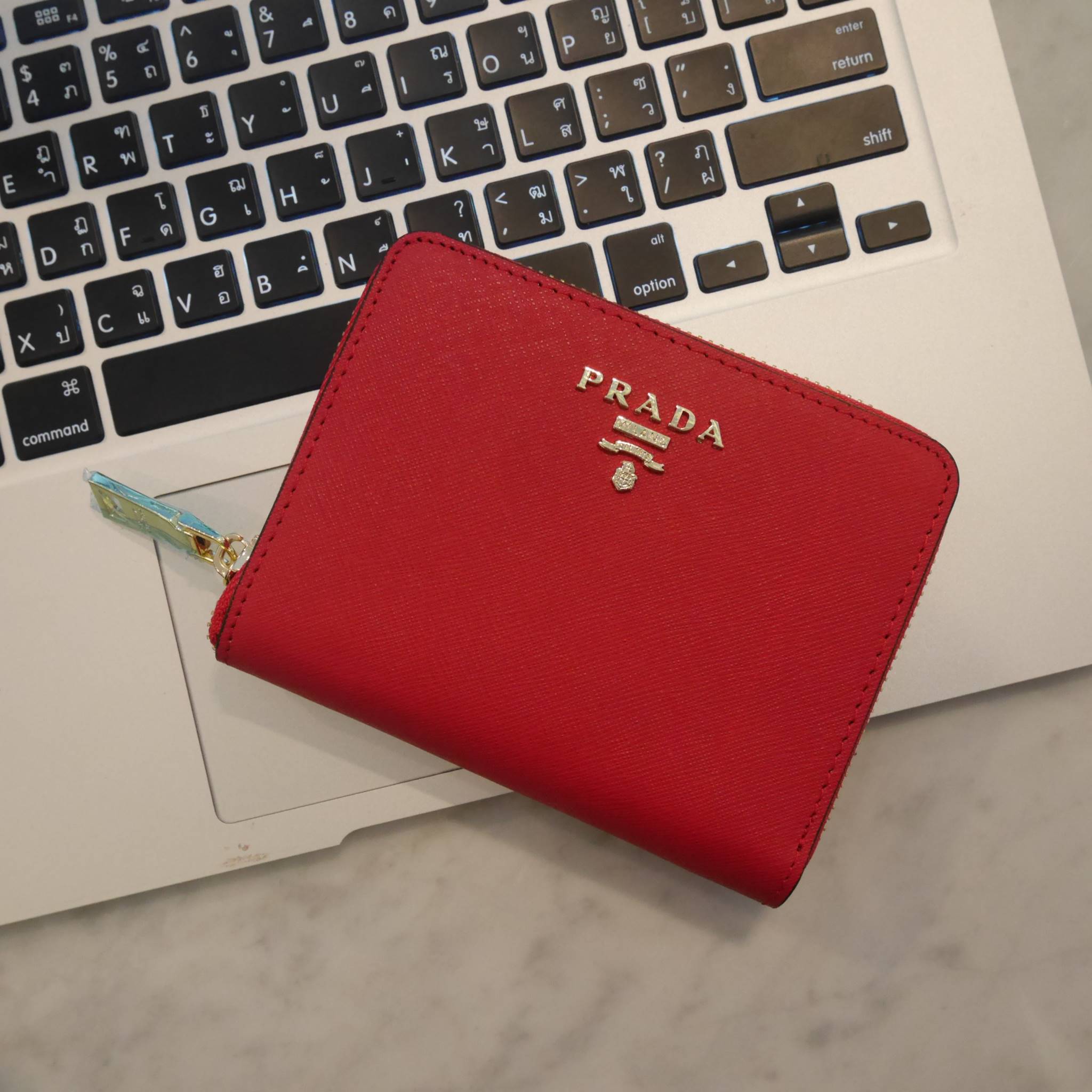 New Color•• รุ่นที่รอคอยสำหรับสาวๆที่ชอบ กปต.สั้น ก็มาแล้วค้า กับ Prada Short Saffiano wallet กระเป๋าสตางค์สั้น ขนาดกะทัดรัด เปิดปิดด้วยซิป อะไหล่ทอง ปั้มแบรนด์ ทั้งใบ **จุดเด่น มีช่องใส่รูปถ่าย ใส่บัตรได้หลายช่อง ด้านในมีช่องซิปแยกอีก1ช่องค้า อีกหนึ่งไอเ