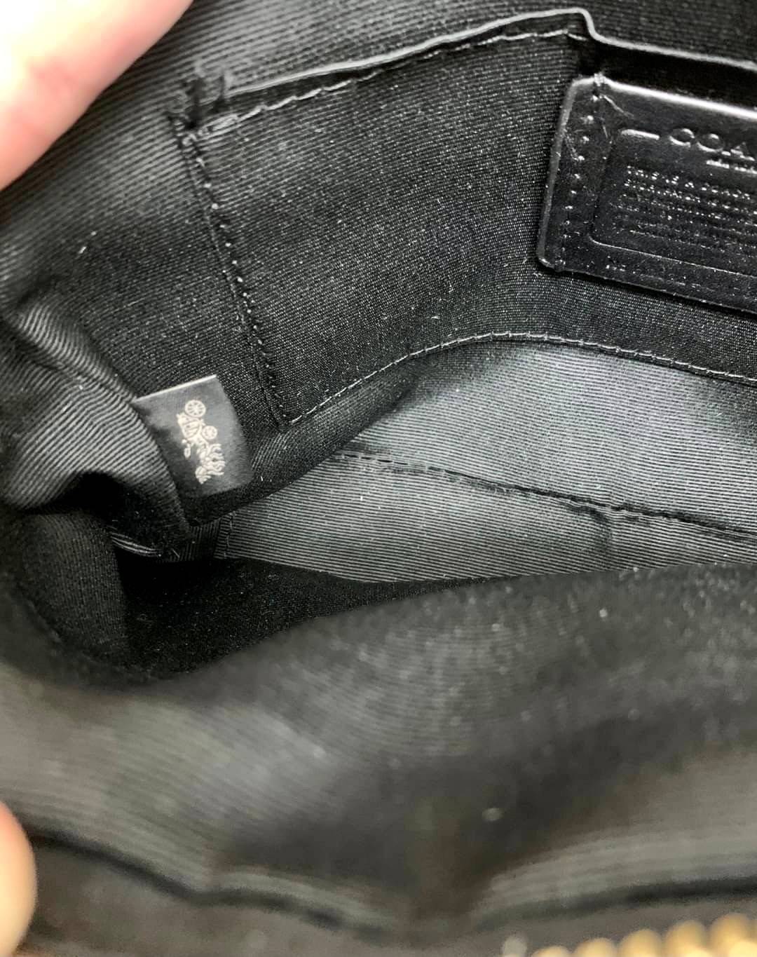 ใครที่รออยู่ห้ามพลาดเลยจร้าา! COACH JES CROSSBODY IN BLOCKED SIGNATURE CANVAS ((1767)) พร้อมส่งอีกครั้ง สินค้าขายดี กระเป๋าสะพายครอสบอดี้ร์หรือสะพายข้างได้ หนังแท้อย่างดีค่ะ 🔺สีหนังของรุ่นนี้ผสมกันได้ลงตัวดูดีมากๆทีเดียวค่ะ กระเป๋าแบบ2ช่องซิป ภายใ