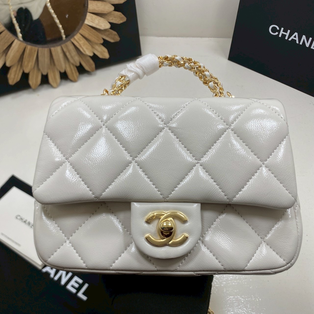 ORI หนังแท้ | Chanel Small Flap Bag with Top Handle 20cm กระเป๋าสะพายดีไซน์คลาสสิก หูจับแต่งโซ่สีทองหรูหรา เรียบหรูดูแพง