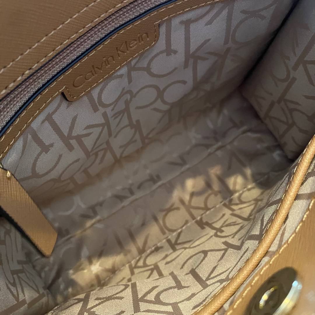 CALVIN KLEIN JEANS crossbody bag กระเป๋าถือหรือสะพาย ลายซิกเนเจอร์แบรนด์ทั้งใบ มีหูจับสำหรับถือ เปิด-ปิดกระเป๋าด้วยกระดุมแม่เหล็ก ด้านในโล่งกว้างมีช่องเล็กและช่องซิปสำหรับใส่ของจุกจิก ซับในลายแบรนด์อย่างดี มาพร้อมสายสะพายยาวปรับระดับได้ สามารถใช้ได้หลากหล