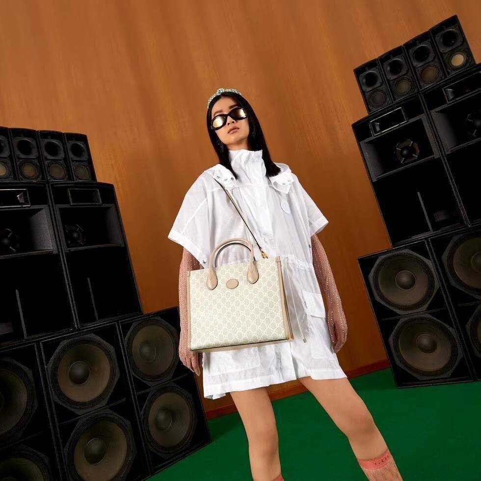 GUCCI Small tote bag with Interlocking G กระเป๋าทรงTOTE ใบใหญ่สุดหรูหรา คลาสสิค จุของได้เยอะ มาพร้อมสายสะพายยาว สามารถถอดเก็บได้ ใช้ได้ทุกโอกาส เป็นอีกรุ่นที่โดดเด่นมากๆ