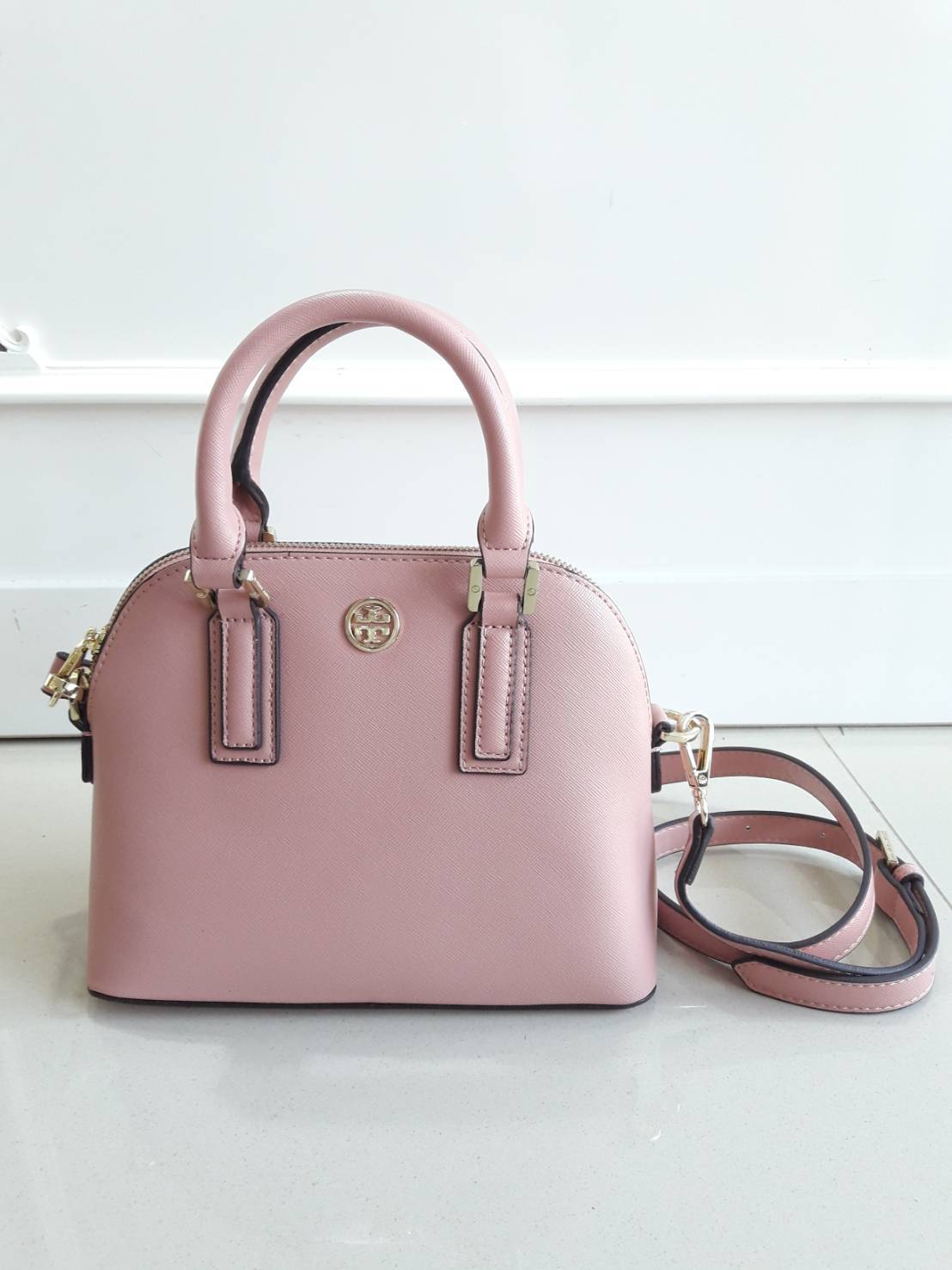 Don't Miss !! กระเป๋าแบรนด์ดัง TORY BURCH รุ่น SAFFIANO ZIP BAG กระเป๋าถือและสะพาย ลายหนัง saffiano อะไหล่ทองปั้มแบรนด์ ทรงสวยมาก ด้านหน้าติดโลโก้แบรนด์ เปิดปิดกระเป๋าด้วยซิปอย่างดีค่ะ ซับในเป็นผ้าทอลายแบรนด์สวยมากค่ะ มีช่องซิปหนึ่งช่อง ช่องเล็กสองช่
