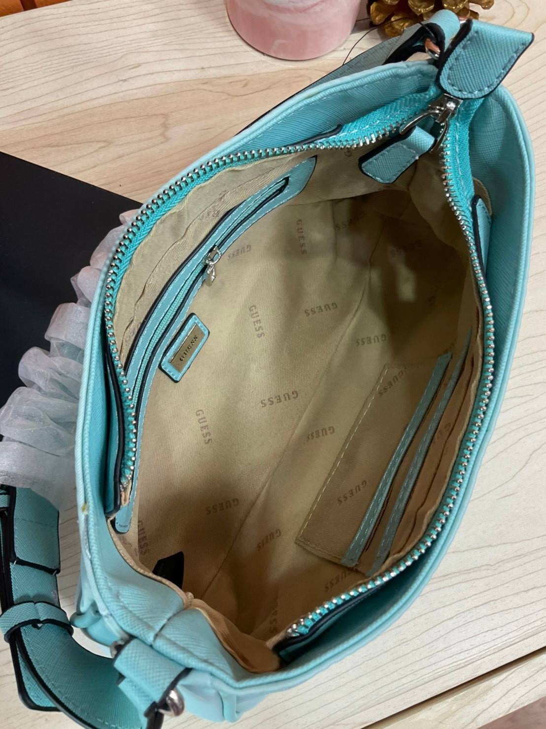 ของแท้ 💯% Guess Little Bay Nylon Shoulder Bag กระเป๋าสะพายไหล่/คล้องแขน ทรงคลัช สวยหรู ด้านหน้าประดับโลโก้แบรนด์ เปิดปิดด้วยซิป ภายในช่องหลักโล่กว้าง