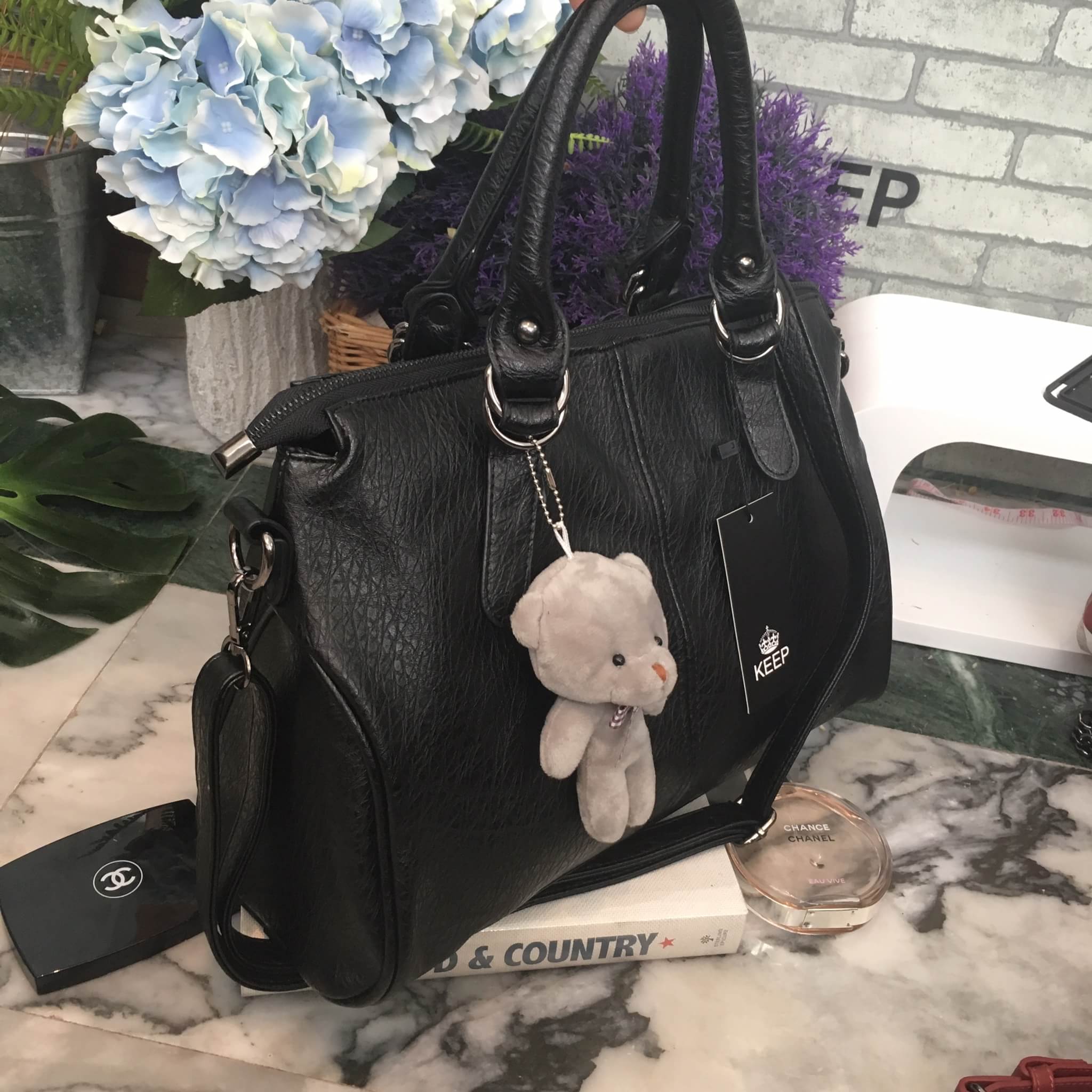 กระเป๋าแฟชั่น KEEP รุ่น Parish hand bag with bear KEEP รุ่น Parish hand bag with bear หนังเนื้อดี นิ่มมาก ลายหนังสวย เนื้อmatte ขนาดกระเป๋ากำลังดี มีช่องย่อยแบ่งเก็บของด้านในเป็นสัดส่วน มีสายยาวสะพายปรับได้ free size มาพร้อมพวงกุญแจน้องหมี