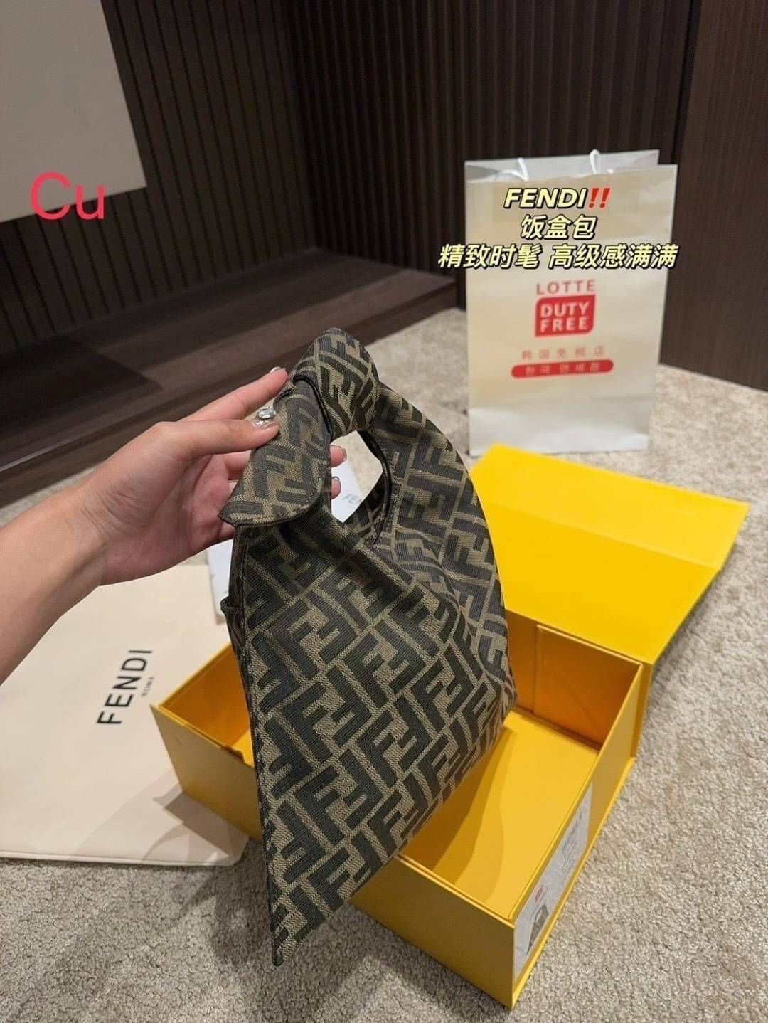 FENDI Shopper Brown FF jacquard bag กระเป๋าทรงช็อปเปอร์ลายโมโนแกรม ดีไซน์ไม่ซ้ำใคร จุของได้สบายๆ ภายในโล่งกว้าง ใส่ของจำเป็นได้ครบ เหมาะมากกับ short vacation ในวันสบายๆ ชิลๆ ราคาน่ารักสุดคุ้ม ห้ามพลาดเลยน้า!!
