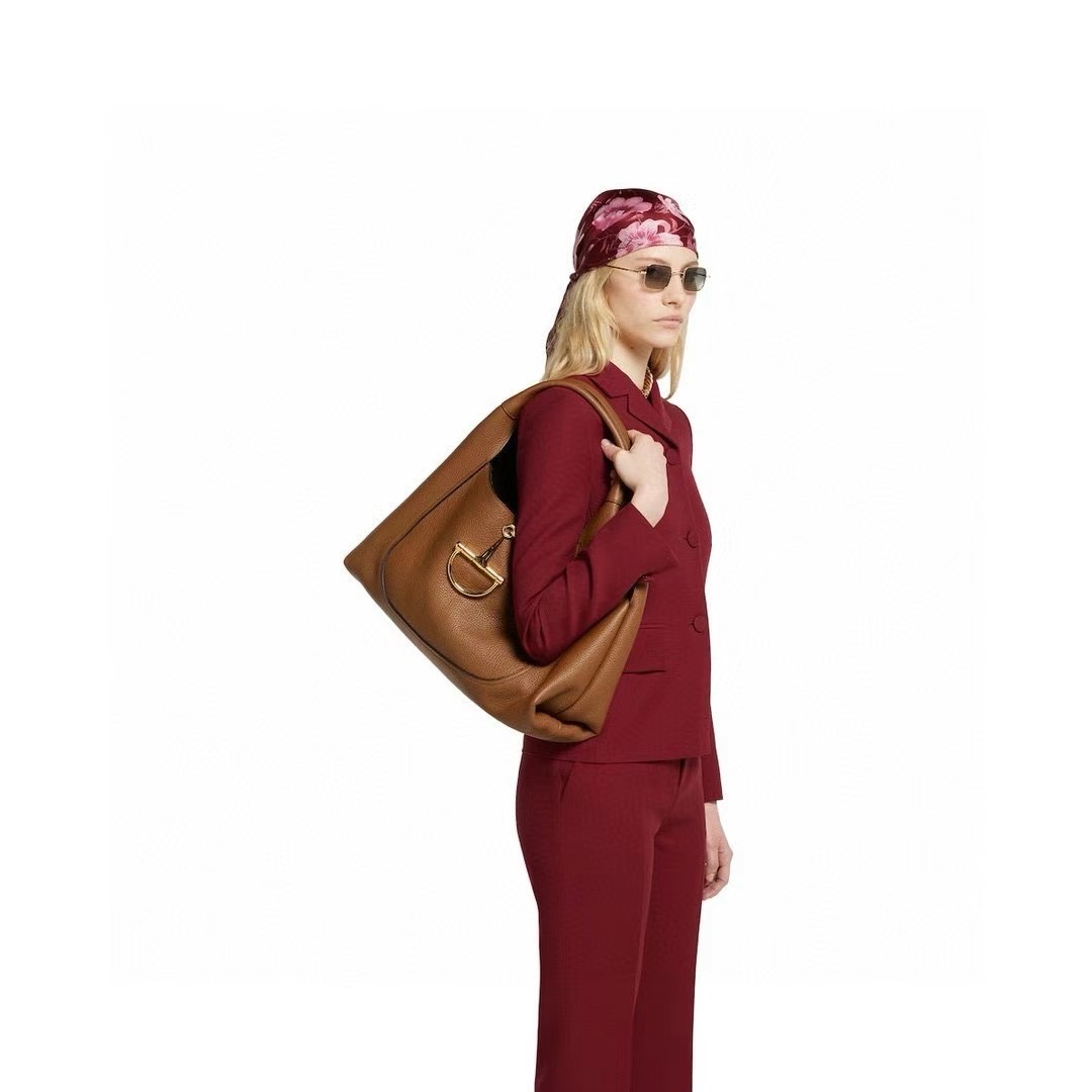 Gucci Softbit maxi shoulder bag โฉมใหม่ล่าสุด กับกระเป๋าสะพายรูปทรงใหม่เรียบหรูด้วยหนังลายเกรน ใบใหญ่จุใจพร้อมใบลูกเข้าเซ็ท ตกแต่งอะไหล่ Horsebit ครึ่งรูปขนาดใหญ่ด้านหน้าสวยหรูโดดเด่น สวยผู้ดี ดารา เซเลปใช้กันเพียบ