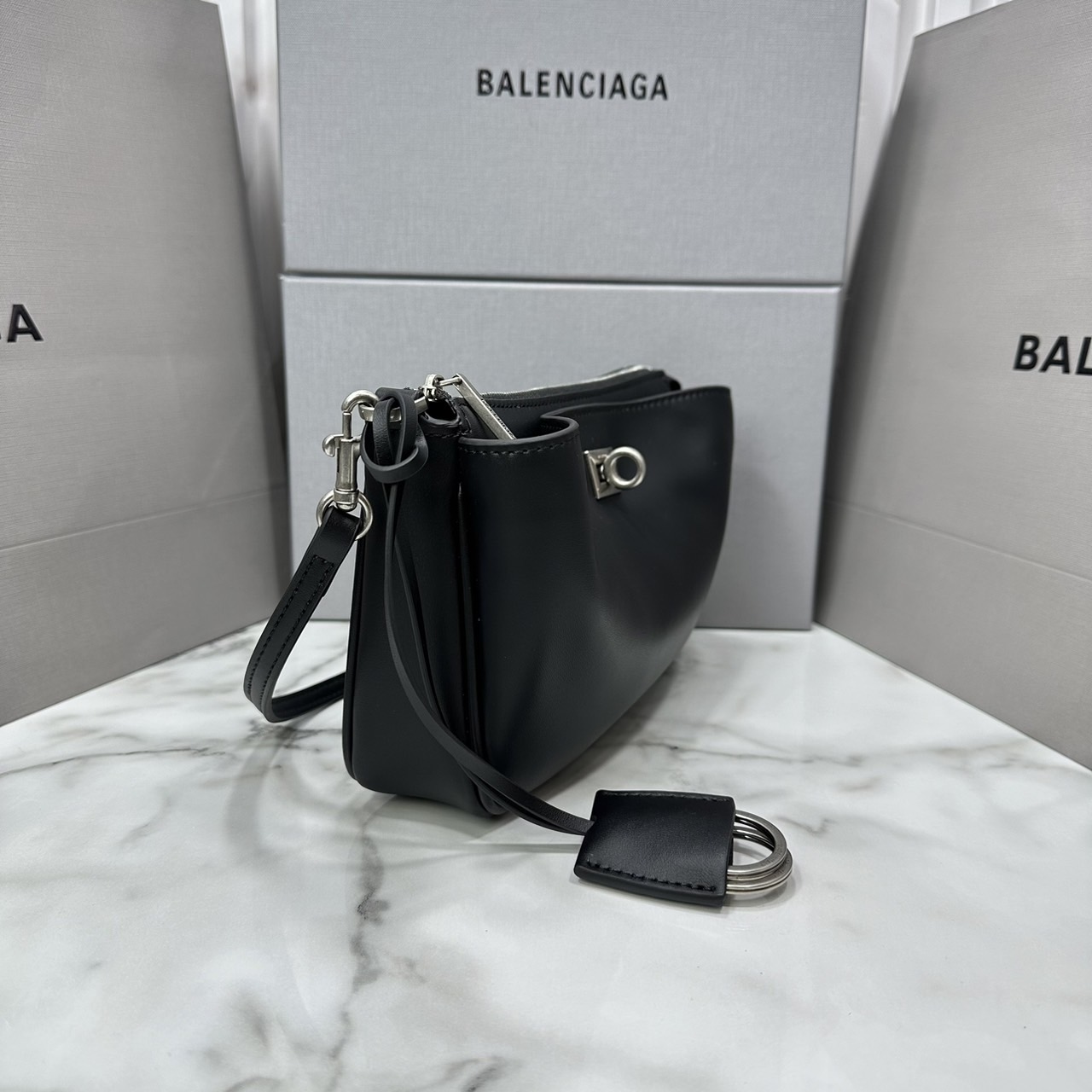 Balenciaga Rodeo Sling Pochette / Balenciaga shoulder leather bag 22cm กระเป๋าสะพายทรงพอชที่สุดของไฮแบรนด์สุดไอคอนิค ดีไซส์เรียบหรู สวยจับต้องได้ ถือหรือสะพายไหล่ได้เก๋มากๆ ถือออกงานก็ได้ลุคไฮแฟชั่นหรูๆ