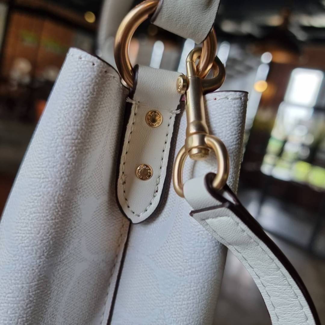 COACH 2312 SMALL TOWN BUCKET BAG IN SIGNATURE CANVAS รุ่นยอดนิยมใบเล็กมาครบสีแล้วจ้า กระเป๋าทรงบัคเก็ต สีผู้ดี๊ผู้ดี ตัวกระเป๋าดีไซน์คลาสสิคลายซี ดูโดดเด่น วัสดุหนังแคนวาสเคลือบลาย สวยคมทุกมุมจริงๆ!! เปิด-ปิดด้วยกระดุมแม่เหล็กทั้ง 2 ฝั่ง ภายในเป็นช่องโล่ง