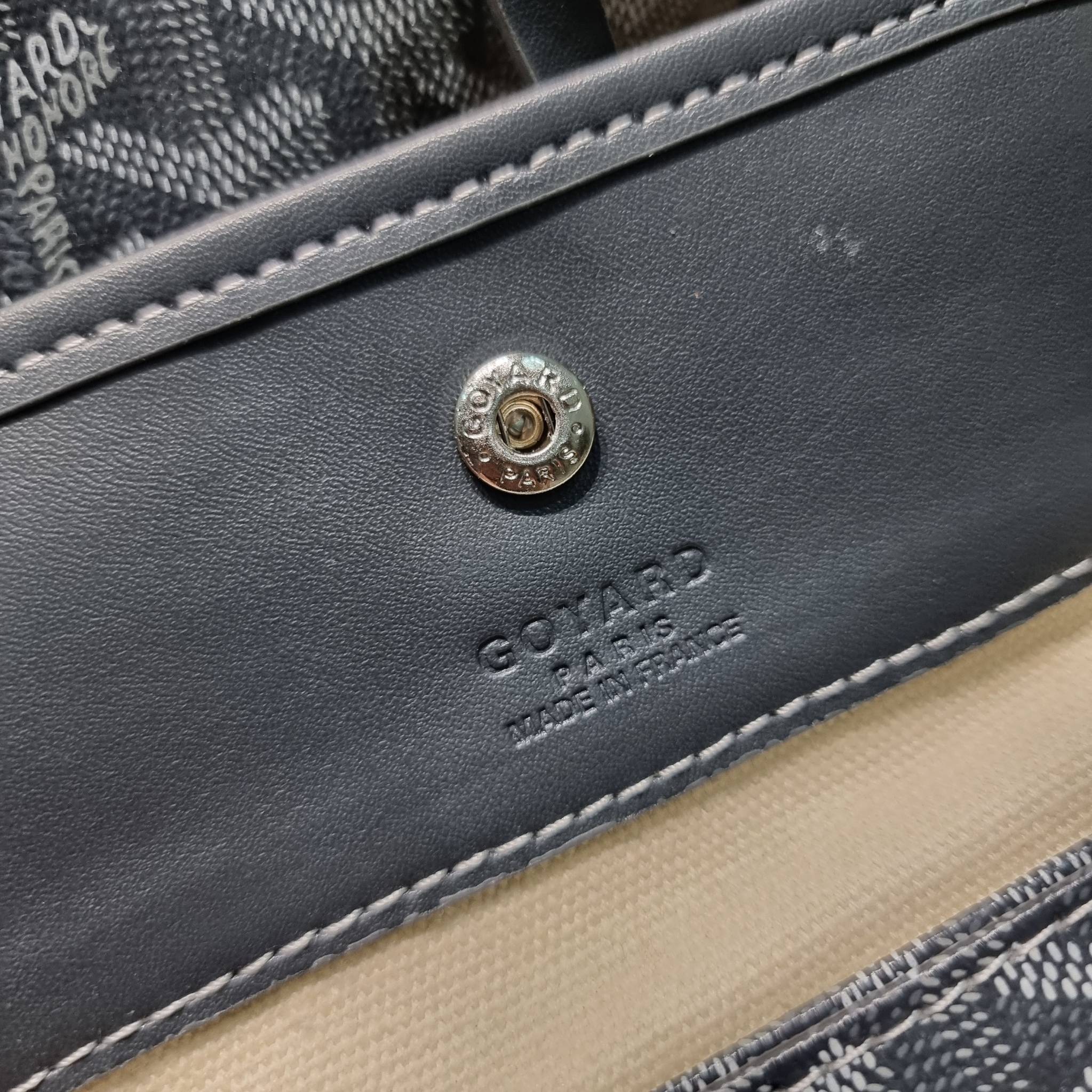 GOYARD ANJOU REVERSIBLE TOTE กระเป๋าสะพายทรงโท้ท ใบใหญ่จุใจ!! กลับด้านใช้ได้ทั้ง 2 ด้าน มาครบสีขายดี เลิศทุกสี รูปทรงคลาสสิค ดีไซน์เป็นเอกลักษณ์ ใช้งานได้หลากหลาย สามารถกลับด้านใช้ได้แบบไม่มีเบื่อ วัสดุหนังแคนวาสพิมพ์ลายสวยคม