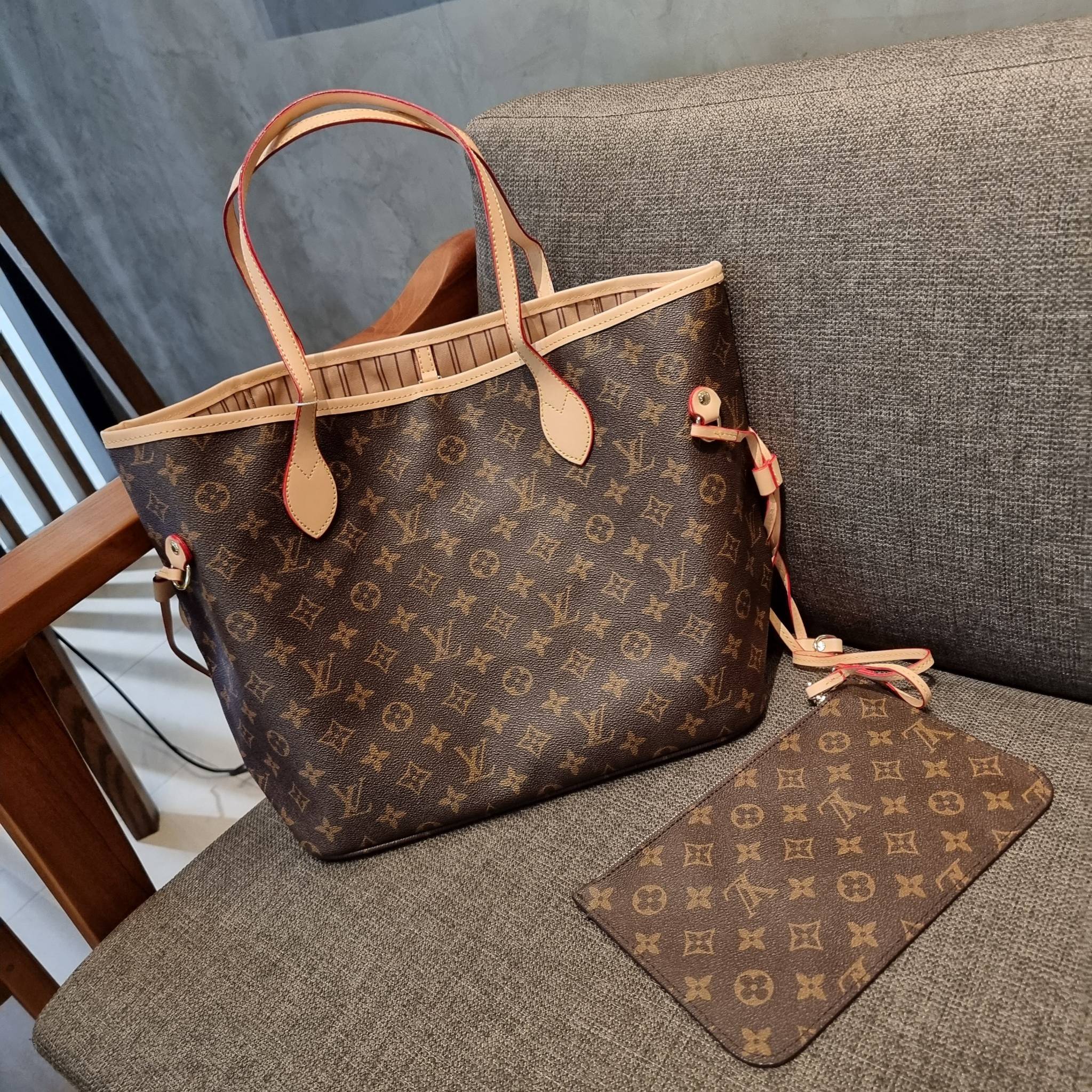 LV 2IN1 TOTE SET กระเป๋าสะพายไหล่ใบใหญ่ทรง tote มาพร้อมใบลูก คลาสสิคที่สุด เป็รอีกรุ่นที่มีคนใช้กันทั่วบ้านทั่วเมือง ฮิตแบบไม่ต้องพูดเยอะ วัสดุหนังแคนวาสปั๊มลายเต็มใบ ปากกระเป๋ามีหูเกี่ยว ด้านข้างมีหนังรูดเก็บทรงได้ ภายในโล่งกว้างมากๆ มีช่องซิปแยกให้ ใบเล