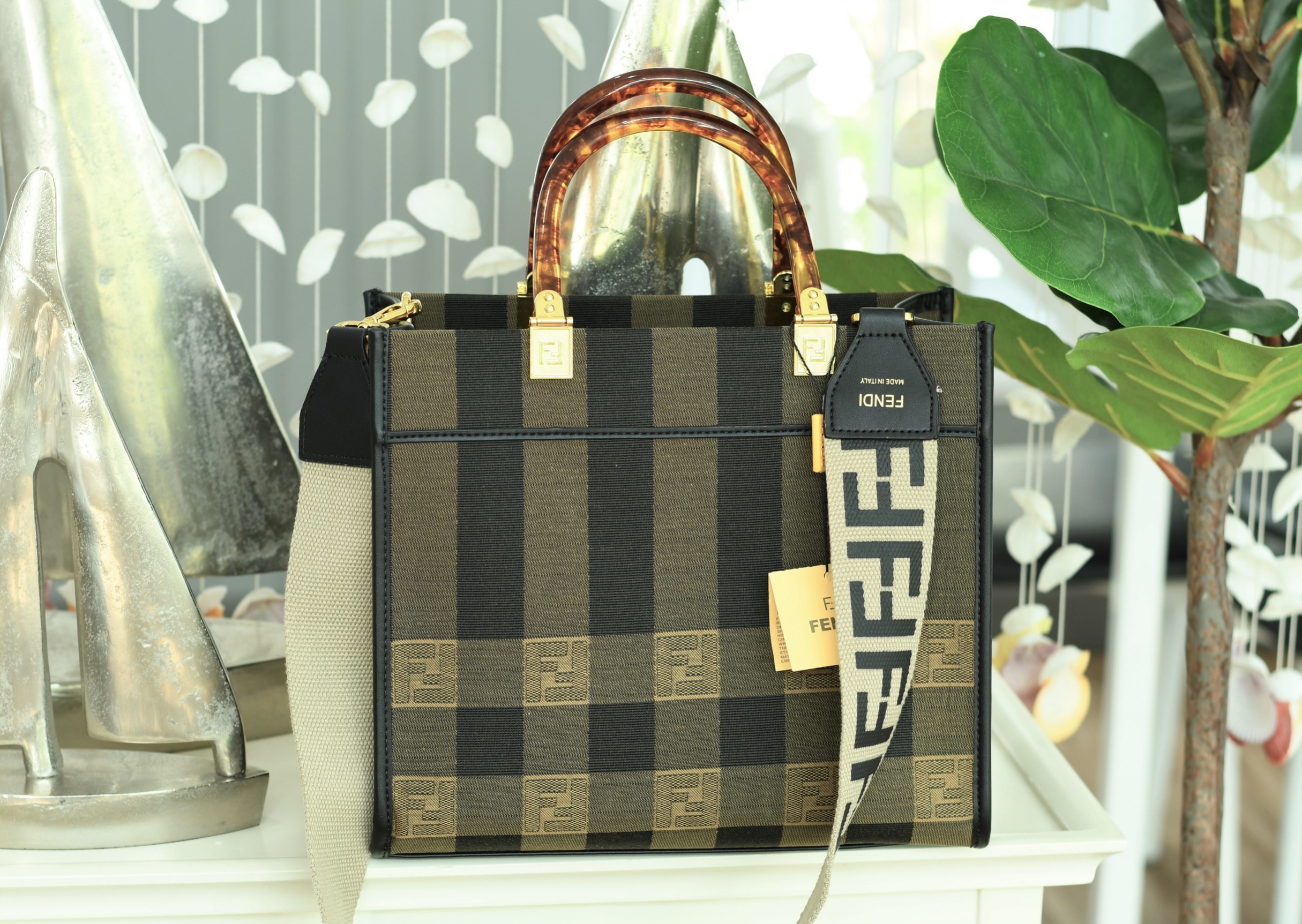 พรีเมี่ยมกิ๊ฟแท้ 100% 】Fendi New Tote Gift bag กระเป๋าถือหรือสะพายไหล่ วัสดุผ้า canvas ปักลายแบรนด์ น้ำหนักเบา ภายในโล่ง จุของได้เยอะ สวยหรู ดูดี คุณนายสุดๆ ไอเท็มแนะนำเลยค่า