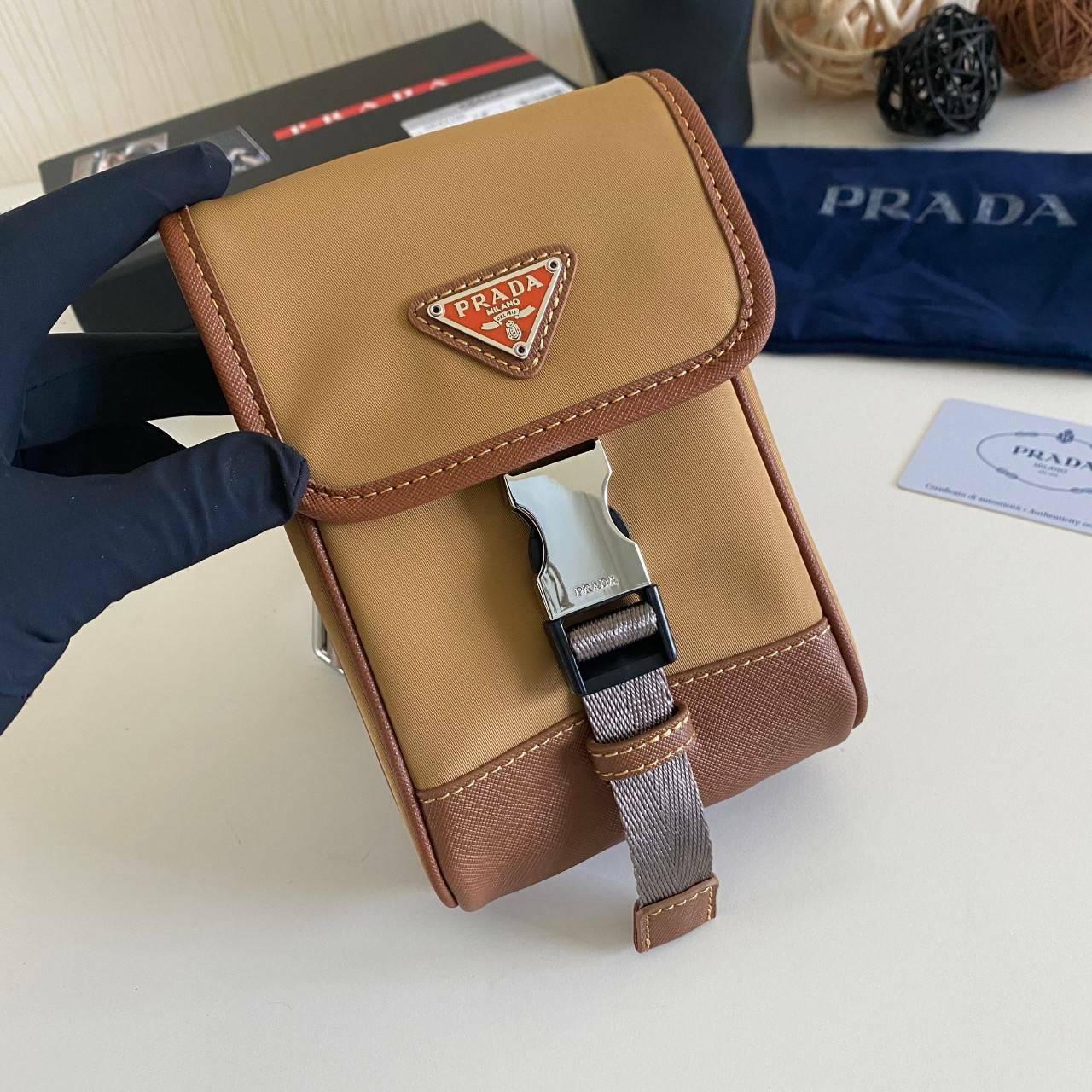 VIP Prada crossbody nylon bag PRADA Re-Nylon and Saffiano leather smartphone case พร้อมส่ง สีเข้าใหม่ เป็นรุ่นที่ถามหากันเยอะมากๆ งานสวยมาก ทำจากผ้าnylonพิเศษ สลับหนังแท้ ใช้ได้ทั้งชาย-หญิง จะ Cross body คาดเอว หรือคล้องกับหูกางเกงชิคๆ ก็เท่มากเลยค่าา งาน