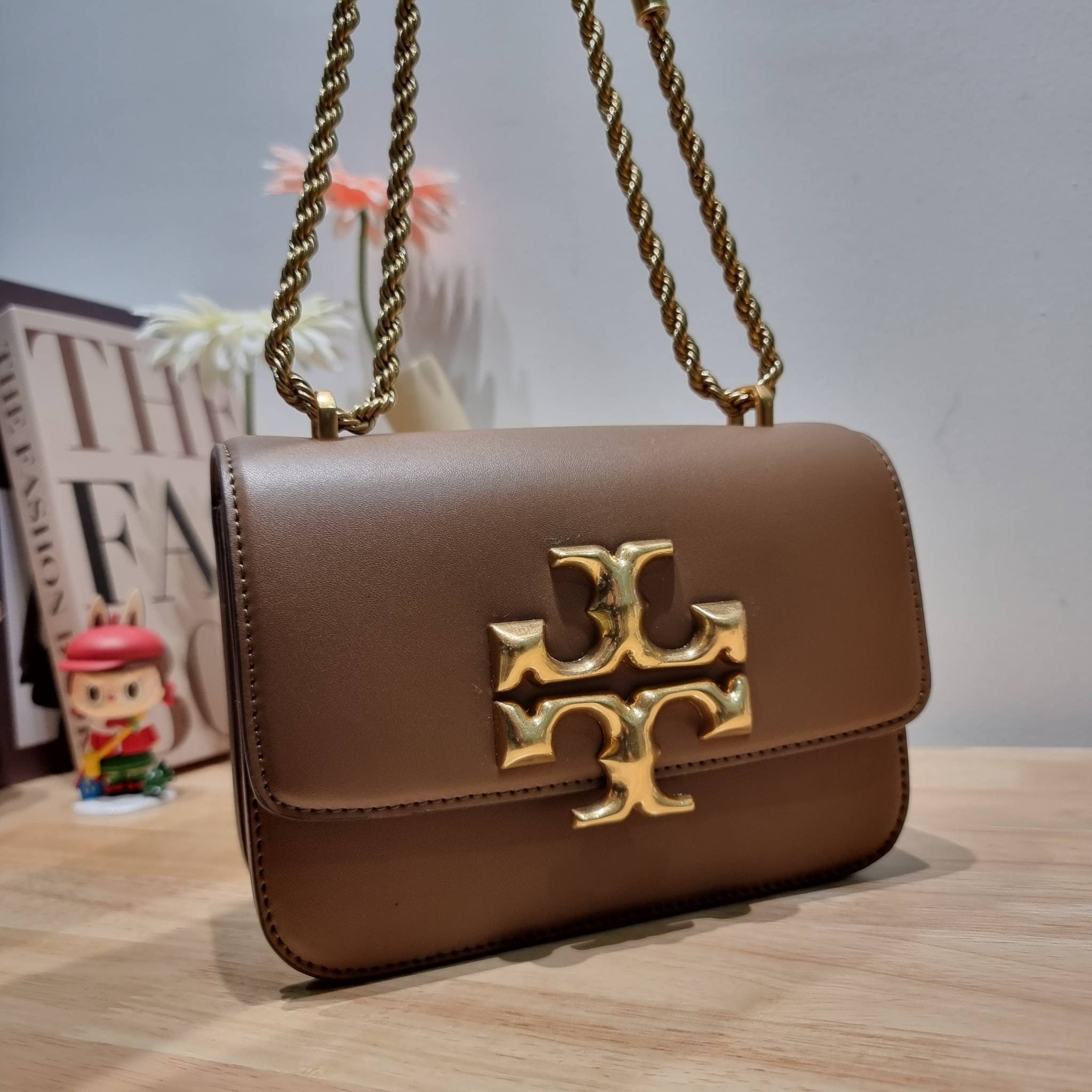 Tory Burch Bag / TORY BURCH ELEANOR SMALL CONVERTIBLE SHOULDER BAG ฮอตไอเท็ม รุ่นนี้ขายดีขายหมด สวยหรู คุณหนู ผู้ดี!! หายากมากแล้วน้า กระเป๋าสะพายข้าง ดีไซน์อยู่ทรง ขนาดกำลังสะดวกใช้ เปิด-ปิดด้วยแถบแม่เหล็ก