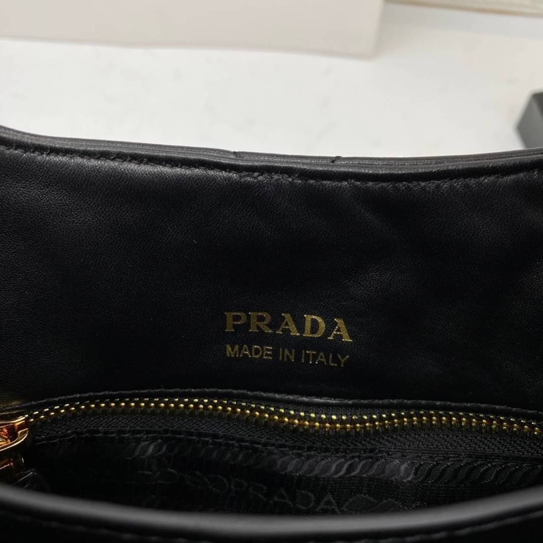 Medium PRADA nappa-leather tote bag with topstitching / PRADA Tote Bag กระเป๋าทรงโท้ท ภายในโล่งกว้าง มีหูจับในตัว ใส่สัมภาระได้เยอะจุใจ พร้อมส่งที่ไทยสวยน่าใช้มากห้ามพลาด!