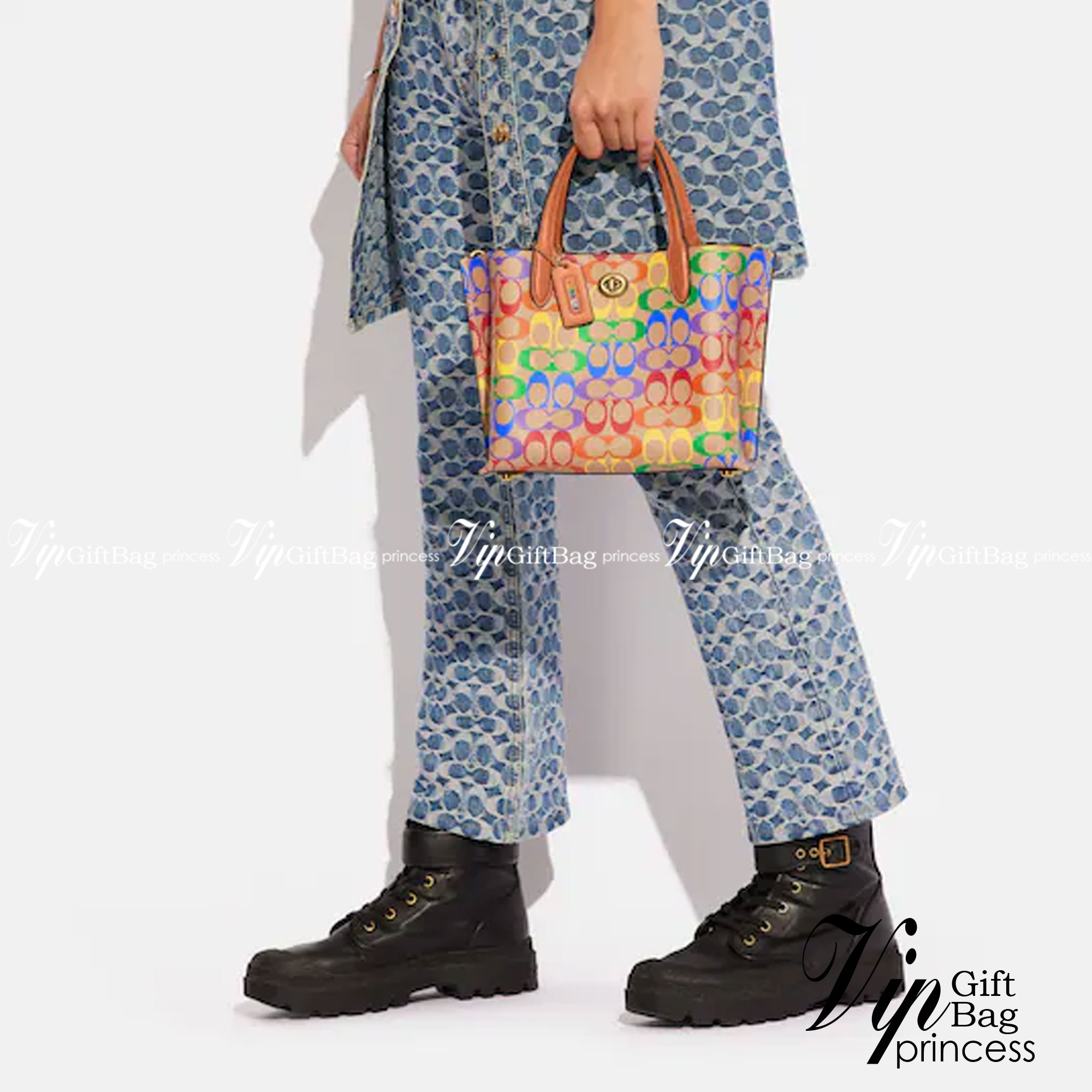 COACH CA102 WILLOW TOTE 24 IN RAINBOW SIGNATURE CANVAS ไปให้สุดกับความเลิศของลวดลายสายรุ้ง ที่แต่งแต้มลงบนกระเป๋าทรงโท้ท ไซส์กำลังสวย พกพาได้สะดวก มีตัวบิดล็อคที่ปากกระเป๋าด้านหนึ่ง และกระดุมแม่เหล็กอีกด้านหนึ่ง ภายในโล่งกว้าง เก็บของได้เป็นสัดส่วนไปเลย ม
