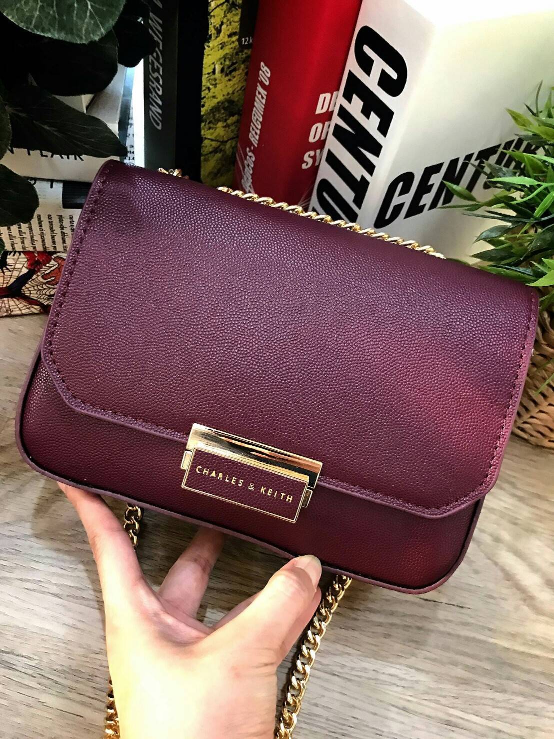 CHARLES & KEITH PUSH-LOCK CHAIN SLING BAG 2018 กระเป๋าสะพายวัสดุหนังคาเวียร์สวยอยู่ทรง ขนาดมินิกำลังดี น้ำหนักเบา เปิดปิดด้วยฝาปิดตัวล็อคปั๊มโลโก้ด้านหน้า ภายใน มีช่องซิป และช่องใส่บัตร มาพร้อมสายสะพายโซ่ยาวสามารถซ้อนสายสั้นสะพายไหล่ หรือสายยาว Crossbodyไ