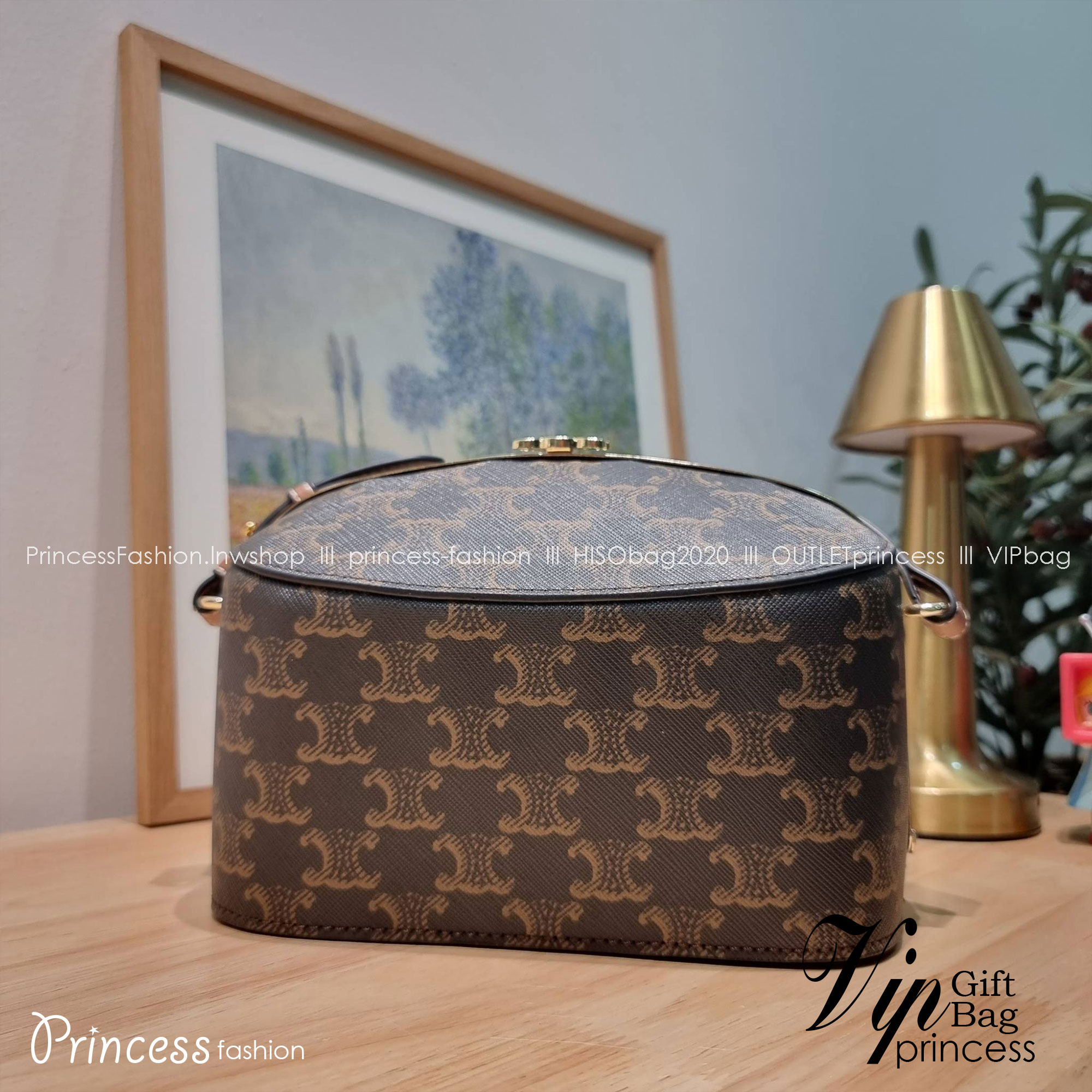 Celine Lunch Box Bag / CELINE BOX BAG IN TRIOMPHE CANVAS สุดปัง กับกระเป๋าทรงกล่อง ดีไซน์ยูนีค ไม่ซ้ำ วัสดุหนังแคนวาส เปิด-ปิดด้วยอะไหล่ขัดแน่นหนา