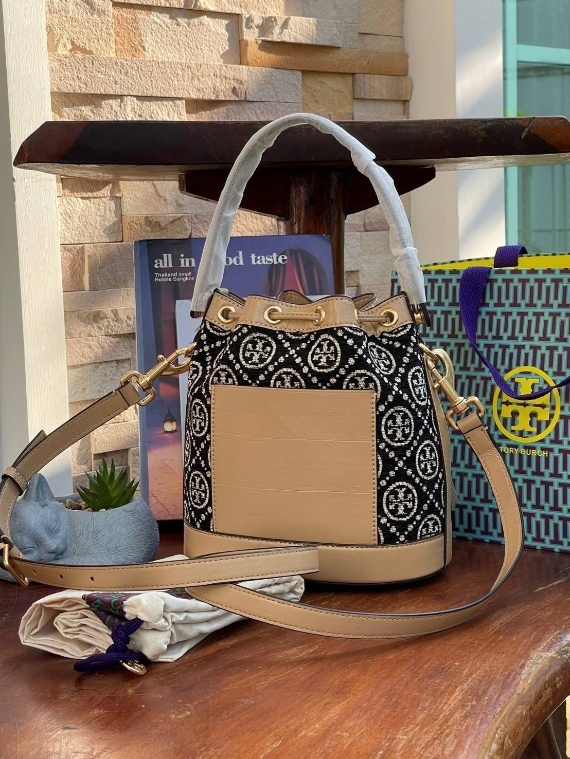 OUTTLET 】Tory burch T Monogram Chenille Bucket Bag เปิดตัวอีกหนึ่งรุ่นกับกระเป๋าลาย T MONOGRAM รุ่นใหม่ล่าสุดจาก TORY BURCH พลาดไม่ได้กับโลโก้สุดคลาสสิก ลวดลาย T Monogram คือวัสดุ chenille หรือที่เรียกว่า ด้านไหมกำมะหยี่ มารังสรรค์ลงบนกระเป๋าBucketใบนี้ เ