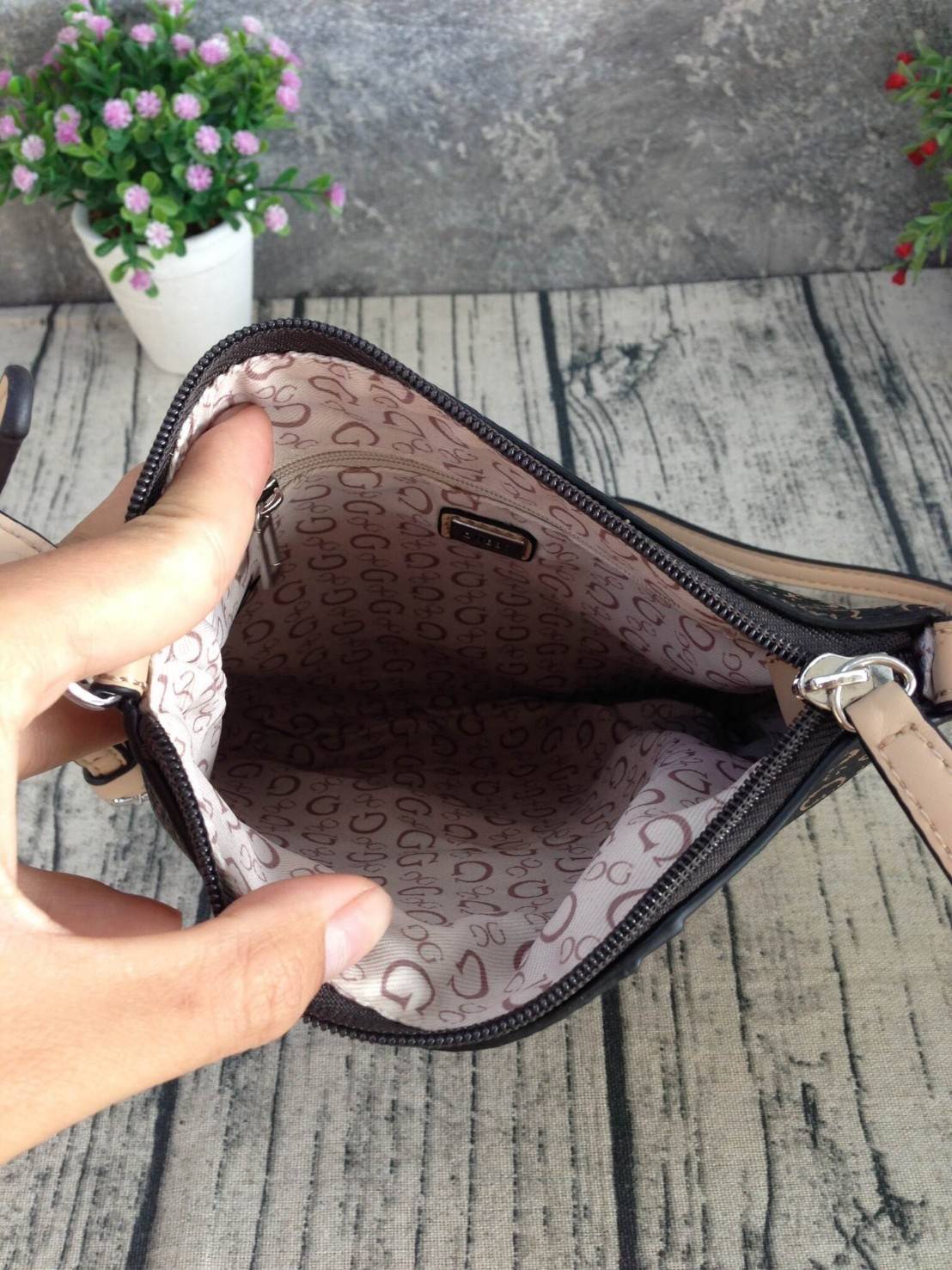 GUESS CROSSBODY กระเป๋าสะพายข้าง ผู้หญิงหรือผู้ชาย สามารถใช้ได้ค่ะ วัสดุหนังแกะสังเคราะห์พิมพ์ลายแบรนด์ ด้านหน้าประดับโลโก้แบรนด์มีเงิน เปิดปิดด้วยซิป น้ำหนักเบา ด้านในบุผ้าพิมพ์ลายเฉพาะของแบรนด์ มีช่องซิปด้านในอีก 1 ช่องค่ะ