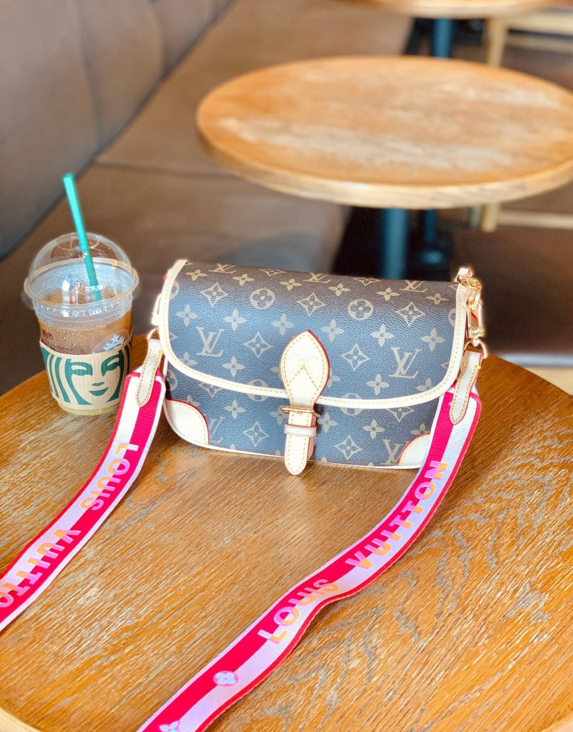 LOUIS VUITTON DIANE MONOGRAM พร้อมส่ง สุดคุ้ม! กับกระเป๋าLV พรีเมี่ยมกิฟ ตปท. หนังแท้ นิ่ม ทรงสวยมากๆค่ะ ((พื้นผิวหนังเป็นการขัดตามธรรมชาติจะมีรอยดำๆตรงขอบหนังนะคะ)) รุ่นนี้มาในลุคสวย หรู ดูชิล เพราะไม่ว่าลุคไหนๆก็เอาจริงๆจ้า! เปิดปิดกระเป๋าแบบกระดุมแม่เห