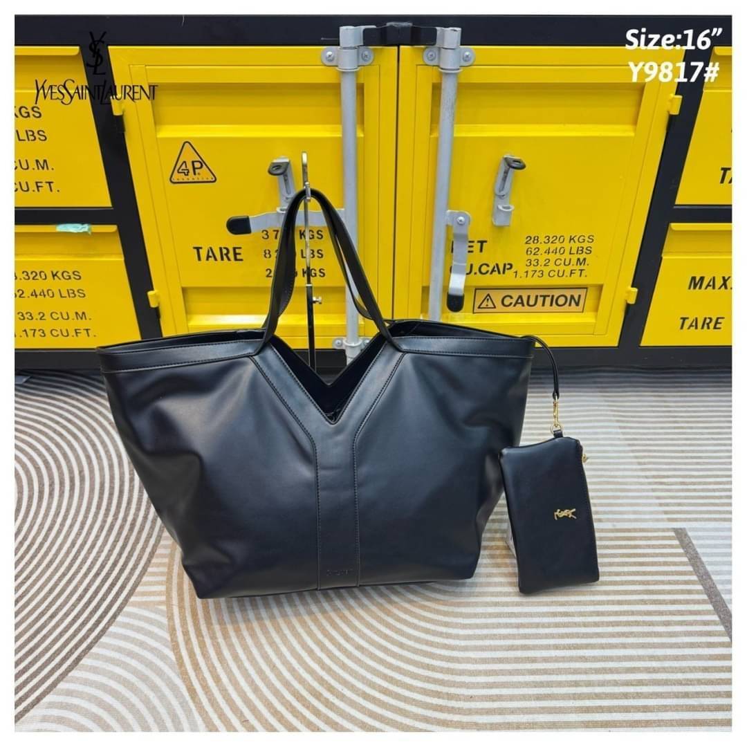 YSL Y TOTE IN LEATHER BAG กระเป๋าสะพายทรงโท้ทใบใหญ่ รุ่นใหม่ล่าสุด งานหนังสวยเต็มใบ ดีไซส์เรียบหรูดูแพงอย่างแท้จริง ภายในโล่งกว้างมาก จุของได้เยอะสุด เอาใจสายแบกแต่ยังคงความหรูไว้ในตัวอย่างแน่นอน