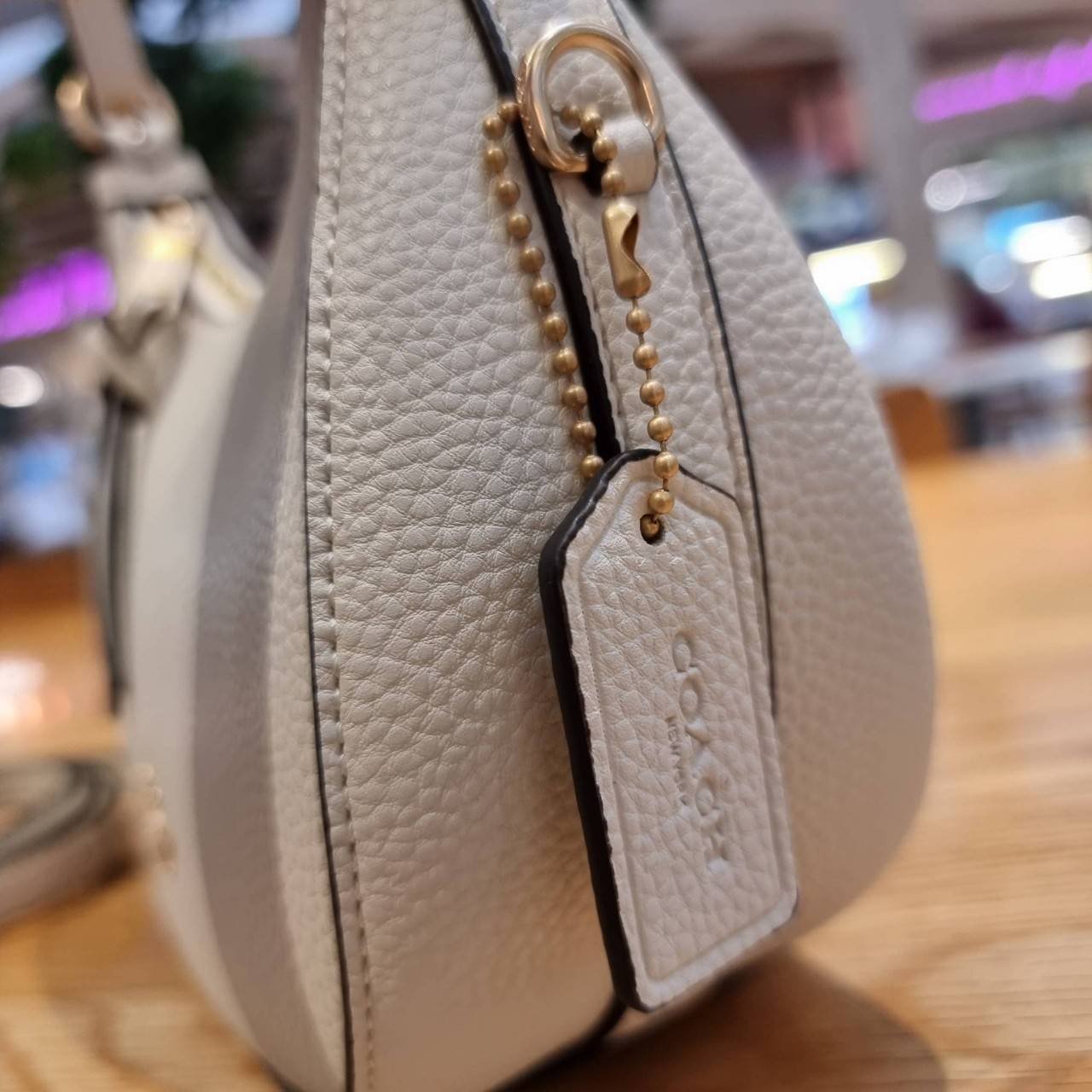 COACH C6807 KLEO HOBO IN SIGNATURE CHAMBRAY ใหม่ล่าสุด คอลเลคชั่นสุดคิ้วท์ ที่สาวๆต้องหลงรัก กระเป๋าสะพายทรงโฮโบ ที่ดีไซน์มาให้ปรับใช้งานได้หลากหลาย วัสดุหนัง pepble สวยหรู รูดเปิด-ปิดด้วยซิป ภายในเป็นช่องโล่ง สายคล้องสามารถถอดออกใส่สายยาวสะพายข้างได้ หรื