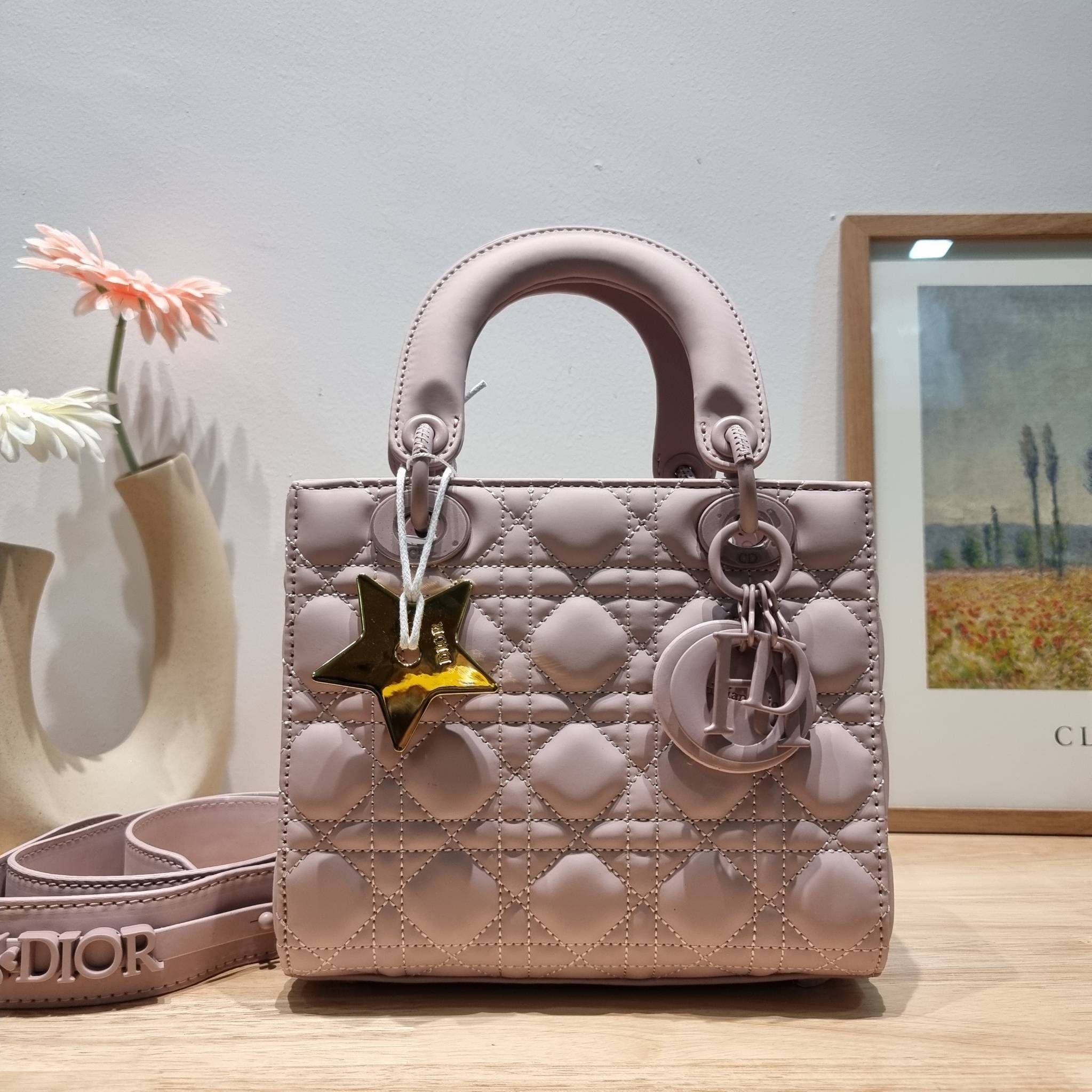 SMALL LADY DIOR MY ABCDIOR BAG Ultramatte Cannage Calfskin / CD LADY ULTRAMATTE BAG พร้อมส่ง กระเป๋าสะพายข้าง ดีไซน์เรียบง่าย แต่แฝงไปด้วยความหรูหรา ทรงกล่องคลาสสิค โดดเด่นด้วยพวงกุญแจอะไหล่สีเดียวกับตัวกระเป๋า ผิวแมทท์ ลายเส้นซ้อนทับสวยงาม