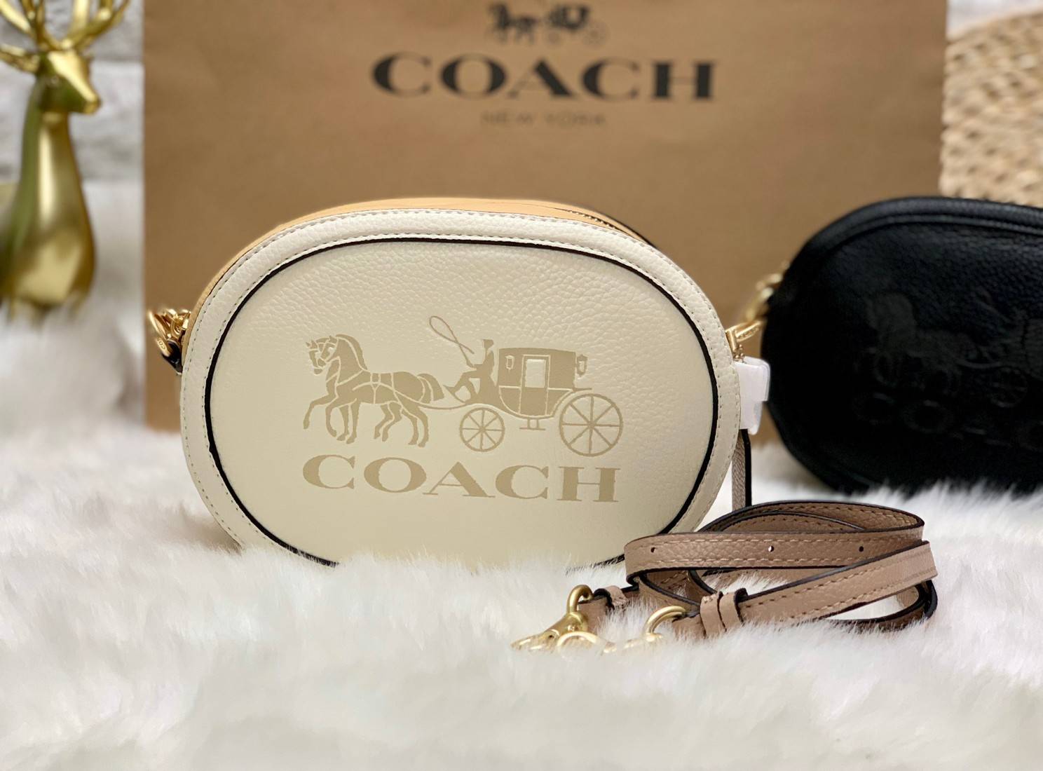 COACH Camera Bag In Colorblock ((C4056//C4156)) พร้อมส่งค่ะ! กระเป๋าทรงกลม ใบน่ารัก ขนาดพอดีลำตัว บวกกับเป็นหนังแท้นิ่มอย่างดี น่าใช้มากๆเลยทีเดียว ด้านหน้ามีโลโก้แบรนด์รถม้า เปิดปิดกระเป๋าแบบซิป ภายในใส่มือถือได้ทุกรุ่น;กระเป๋าเงินใบกลางได้;ของสำคัญจุกจิ