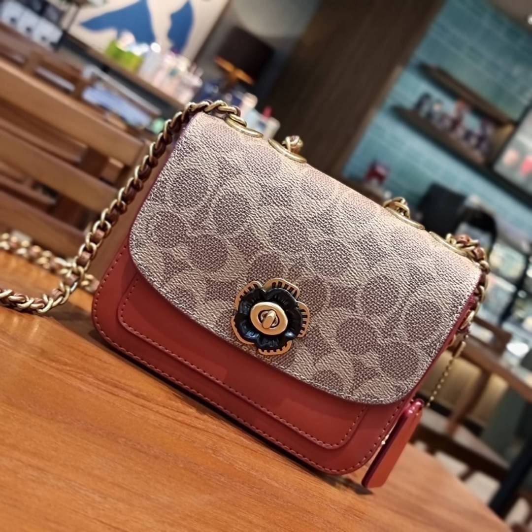 COACH C2462 MADISON SHOULDER BAG 16 IN SIGNATURE CANVAS WITH RIVETS กระเป๋าสะพายข้าง ไซส์กะทัดรัด พกพาง่าย น้ำหนักเบา ดีไซน์สวย โดดเด่นด้วยตัวล็อครูปดอกไม้ สีสันตกแต่งตัดกันกับลายซีอย่างลงตัว วัสดุหนังแคนวาสเคลือบลาย ภายในแบ่งสัดส่วนให้อย่างดี มาพร้อมสายส