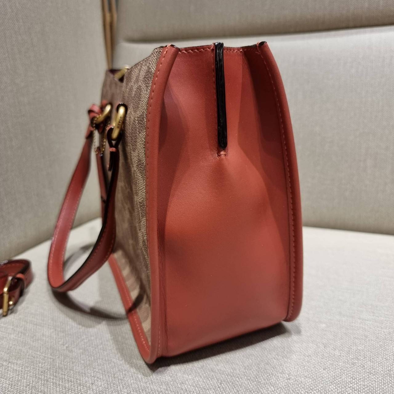 COACH C3889 TYLER CARRYALL 28 IN SIGNATURE CANVAS ((C3460//C3889)) รุ่นยอดฮิตที่สาวๆหลายคนเรียกร้อง กับกระเป๋าถือ/สะพายทรงสวย ที่มาพร้อมสายสะพายไหล่ในตัว และสายครอสบอดี้สำหรับสะพายข้าง ตัวกระเป๋าถูกแบ่งเป็นสัดส่วนสวยงาม มีช่องซิปกลางที่ใหญ่พอสมควร และยังม