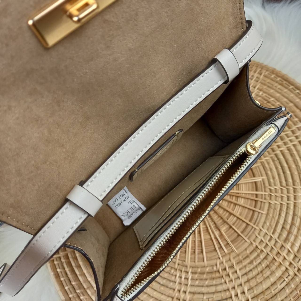 COACH MINI BRYNN CROSSBODY IN SIGNATURE CANVAS (COACH C5592)🍁สวยหรูหรา น่ารัก ด้วยลุคคุณหนู เกินเบอร์มาก!!//กระเป๋าถือ กระเป๋าสะพาย ลุคเก๋ ไซร์มินิ จะถือเป็นครัชแบบเลิศๆ หรือสะพายเป็นครอสบอดี้สุดชิลๆก็รอด// วัสดุหนังแคนวาสคุณภาพ ตกแต่งดีเทลหรูด้วย