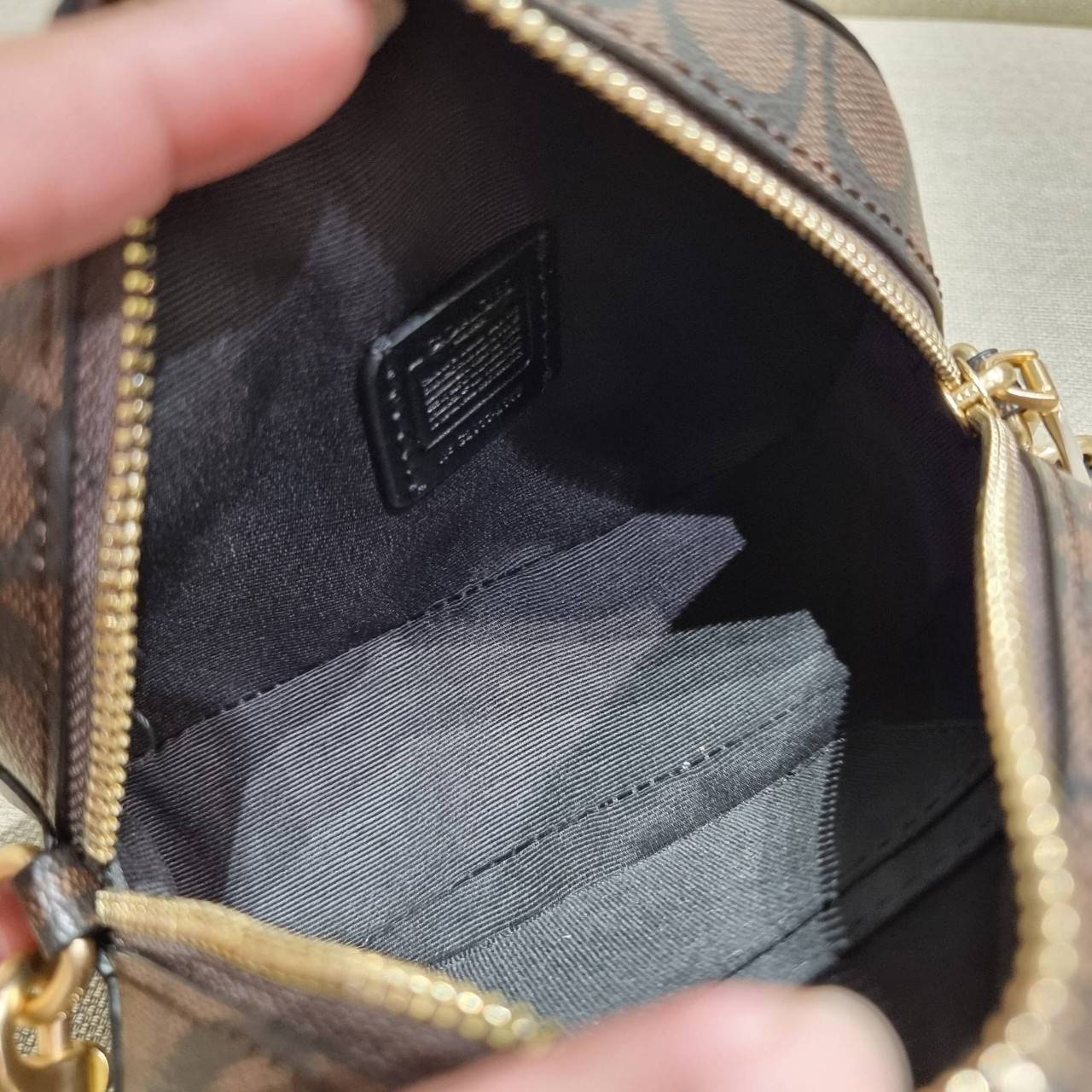 COACH 2628 MINI SERENA CROSSBODY IN SIGNATURE CANVAS ใหม่ที่สุด!! พร้อมส่งทุกสีเด็ด!! ย่อส่วนกระเป๋าสะพายคอลเลคชั่นยอดฮิต มินิเซเรนา ที่รับรองว่าน้องน่ารักม้ากกก!! ขนาดเล็กกุ๊งกิ๊ง แต่ดีเทลยิ่งใหญ่ วัสดุหนังแคนวาสเคลือบลาย เปิด-ปิดด้วยซิป สะดวกใช้ ภายในเป