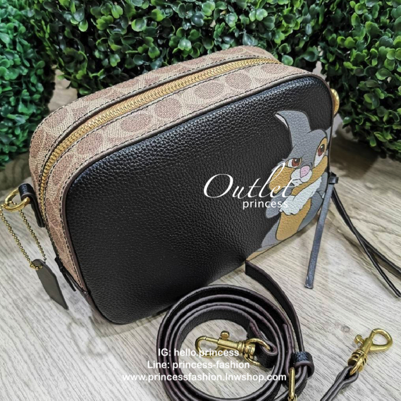 DISNEY X COACH Crossbody Bag 2019 New collection & Limited collection กระเป๋าสะพายขนาดกำลังน่ารัก วางอยู่ทรง วัสดุหนัง ลายตัวการ์ตูน Disney 3 charactors เปิดปิดด้วยซิป ภายในโล่ง ใส่ wallet ยาว มือถือได้ทุกรุ่นมีช่องเล็ก และช่องซิป พร้อมสายสะพายยาว ถอด ปรั