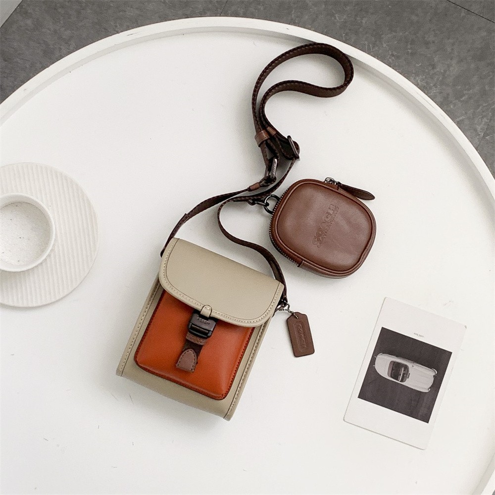 Coach C2600 Classic Logo Canvas Charter / COACH CHARTER NORTH/SOUTH CROSSBODY WITH HYBRID POUCH IN SIGNATURE CANVAS กลับมาเอาใจหนุ่มๆกันอีกครั้ง!! หล่อได้ไม่ซ้ำใคร กับไอเท็มสุดหรู กระเป๋าสะพายข้างรุ่นนี้ ดีไซน์ทรงกล่อง เรียบหรู วัสดุหนังแคนวาสสลับหนังแท้ 