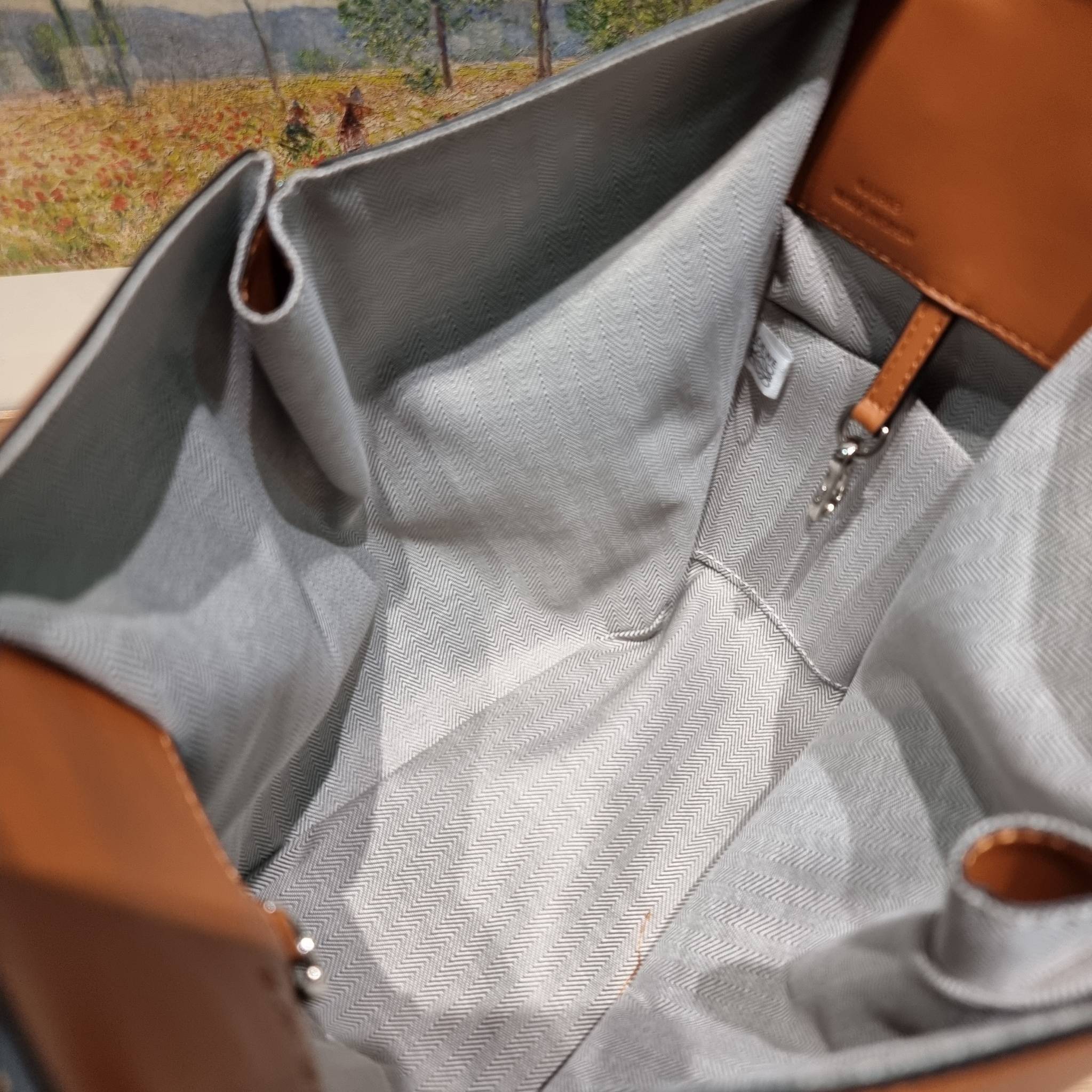 LOEWE SMALL HAMMOCK IN CLASSIC CALFSKIN พร้อมส่ง กระเป๋าสะพายดีไซส์เก๋ สามารถปรับเปลี่ยนรูปทรงได้หลากหลาย มีลูกเล่นทำให้ใช้ได้ไม่มีเบื่อ