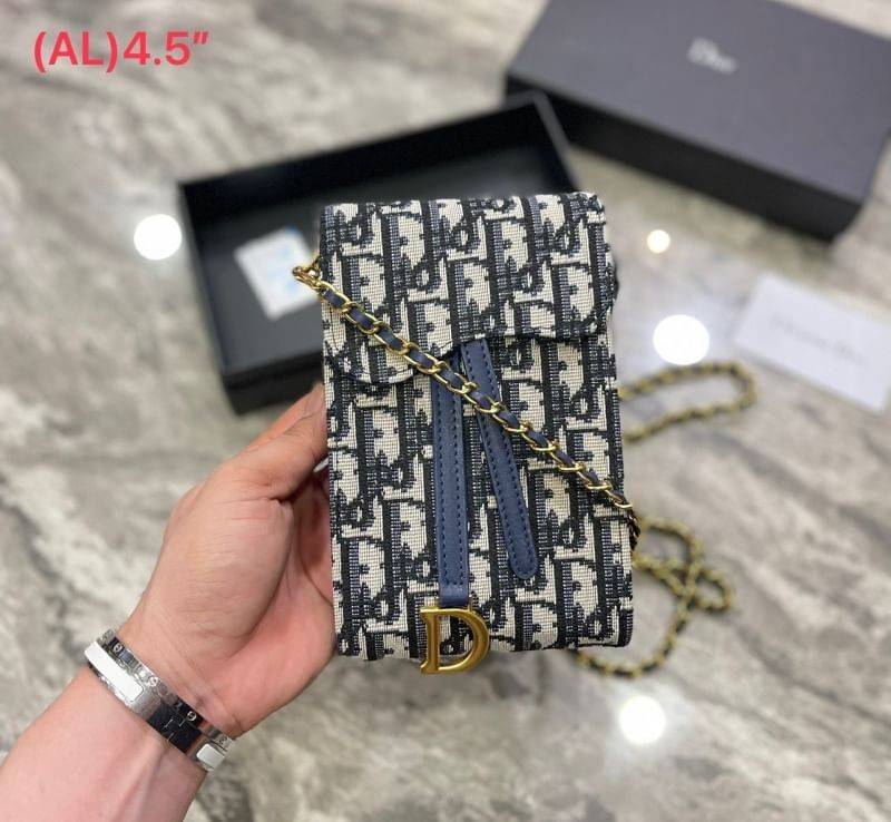 DIOR Phone Bag / DIOR Vertical Saddle Pouch Blue Dior Oblique Jacquard กระเป๋าใส่โทรศัพท์เอกลักษณ์ของความหรู สายสะพายโซ่อะไหล่ทองสวยงาม ด้านหน้าโดดเด่นด้วยซิกเนเจอร์แบรนด์ เป็นอีกหนึ่งรุ่นที่ดาราเชเลปใช้กันเยอะ แนะนำค่ะ