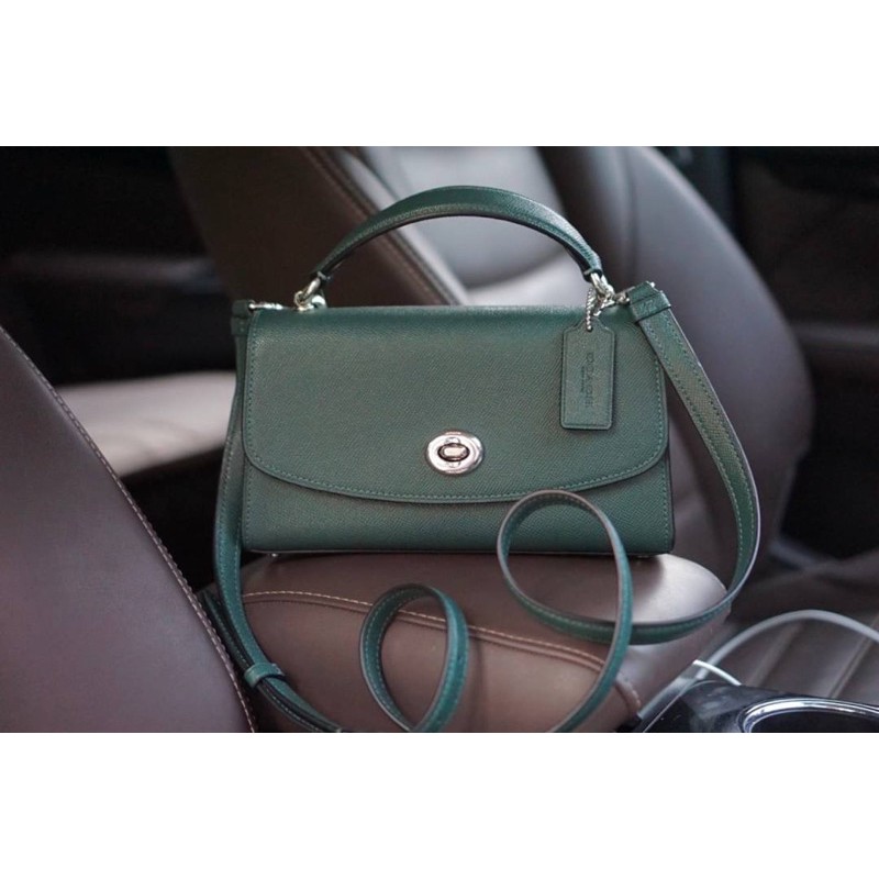 COACH TILLY SATCHEL 23 ((C1802//C1439/C1435)) พร้อมส่งที่ไทยทันทีค่ะ! กระเป๋าสะพายครอสบอดี้ร์หรือหิ้วก็เก๋ไปอีกค่ะ หนังแท้สวยงาม เปิดปิดกระเป๋าแบบหมุนล็อค ภายในมี2ช่องหลัก ใส่กระเป๋าเงินใบกลางได้;มือถือได้ทุกรุ่น;ของจำเป็นสาวๆได้ครบค่ะ;มีช่องซิปกลางและช่อ