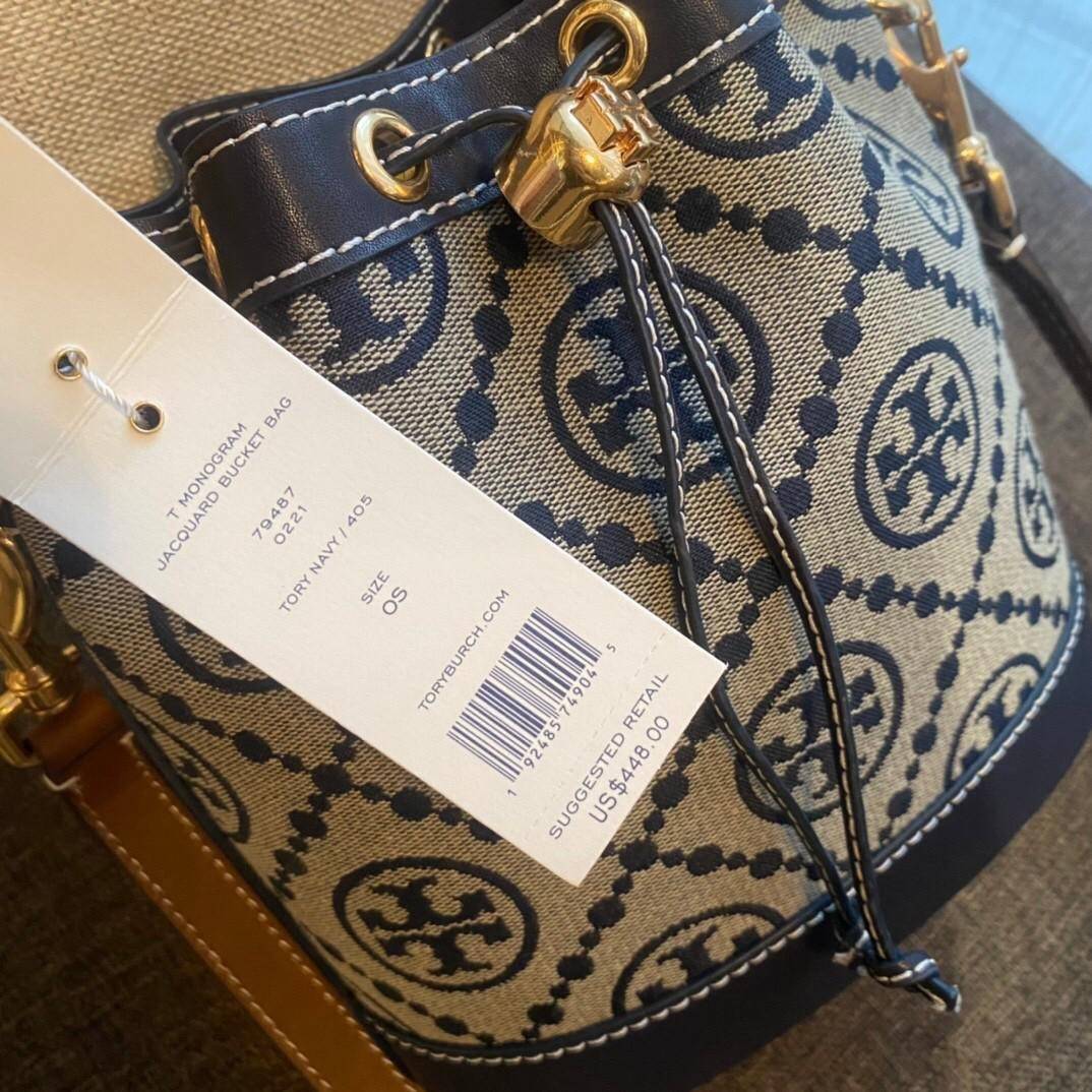 ของแท้ 💯% TORY BURCH Monogram Jacquard Bucket Bag กระเป๋าถือหรือสะพายไหล่ วัสดุผ้า Canvas โลโก้ Jacquard ทรงถัง ตั้งอยู่ทรง กระเป๋าปักลายแบรนด์ สวยหรู สายยาว Crossbody ได้ เปิด-ปิด โดยเชือกรูด เปิด-ปิดพร้อมสลับที่ประดับโลโก้ สวยหรู คุณนาย สุดๆ ไปเ